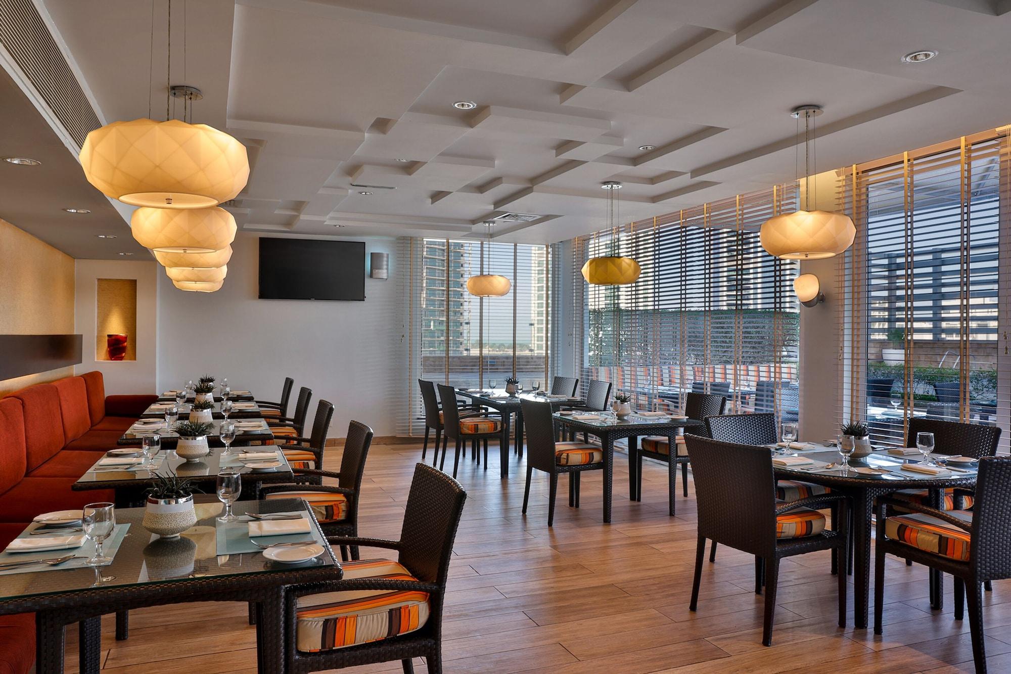 Restaurant La Suite Dubai Hotel & Apartments