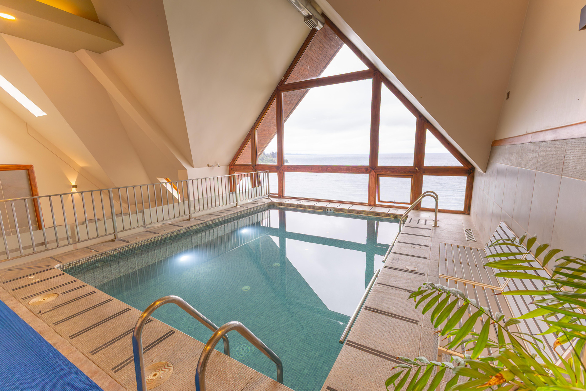 Vista Piscina Wyndham Puerto Varas Pettra