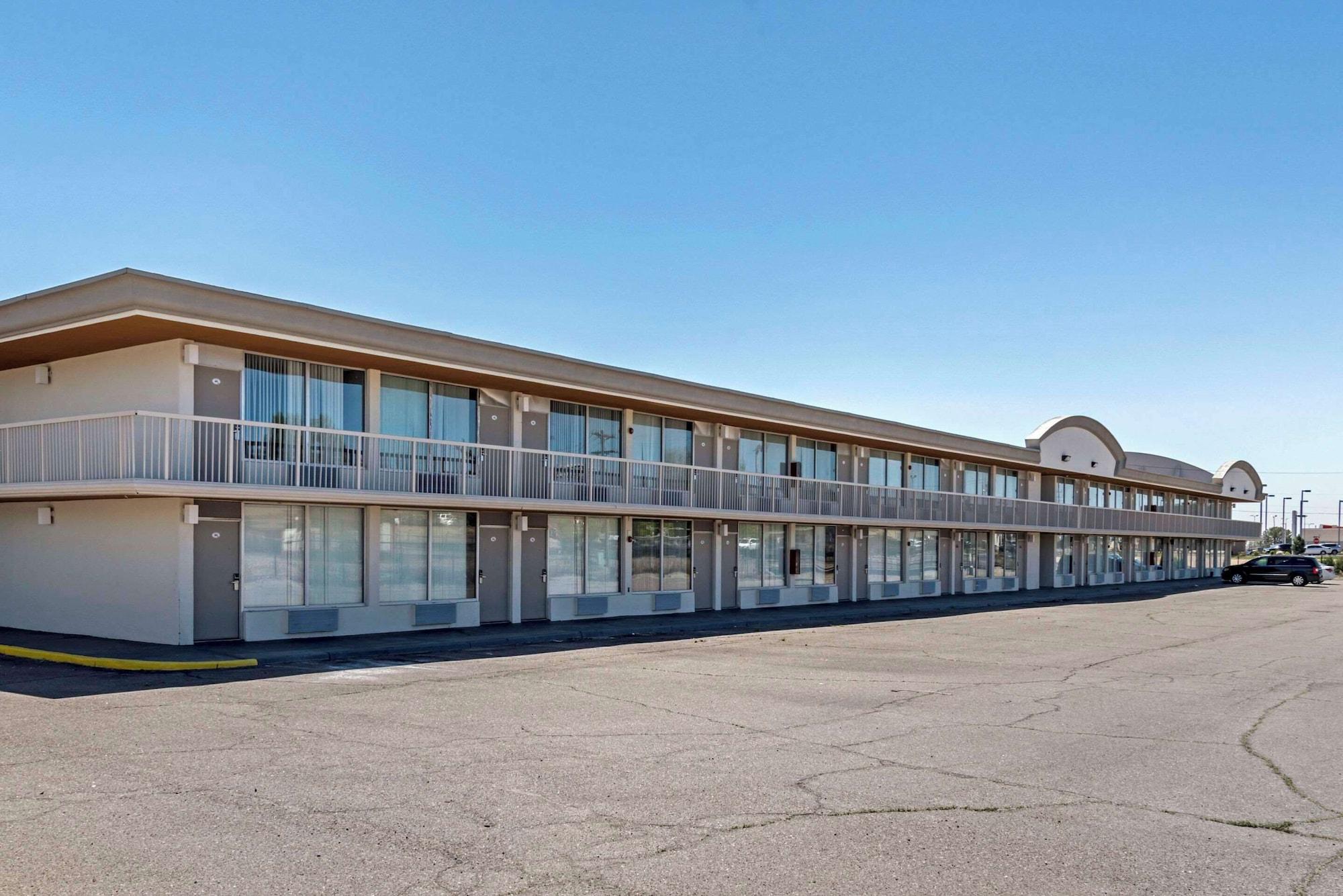 Varios Suburban Studios Pueblo North