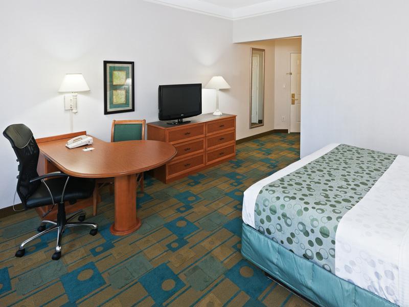 Comodidades do quarto La Quinta Inn & Suites Houston Bush IAH South