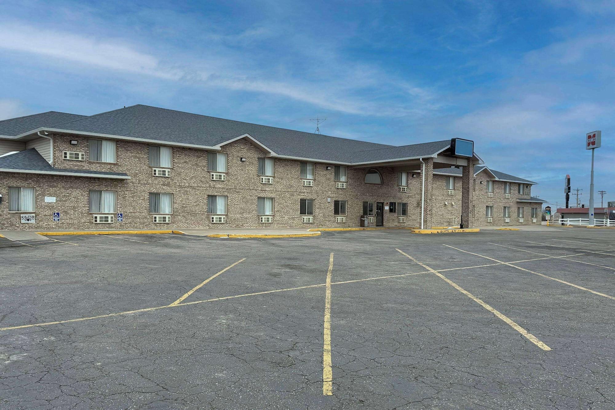 Vista Exterior Super 8 by Wyndham Cozad