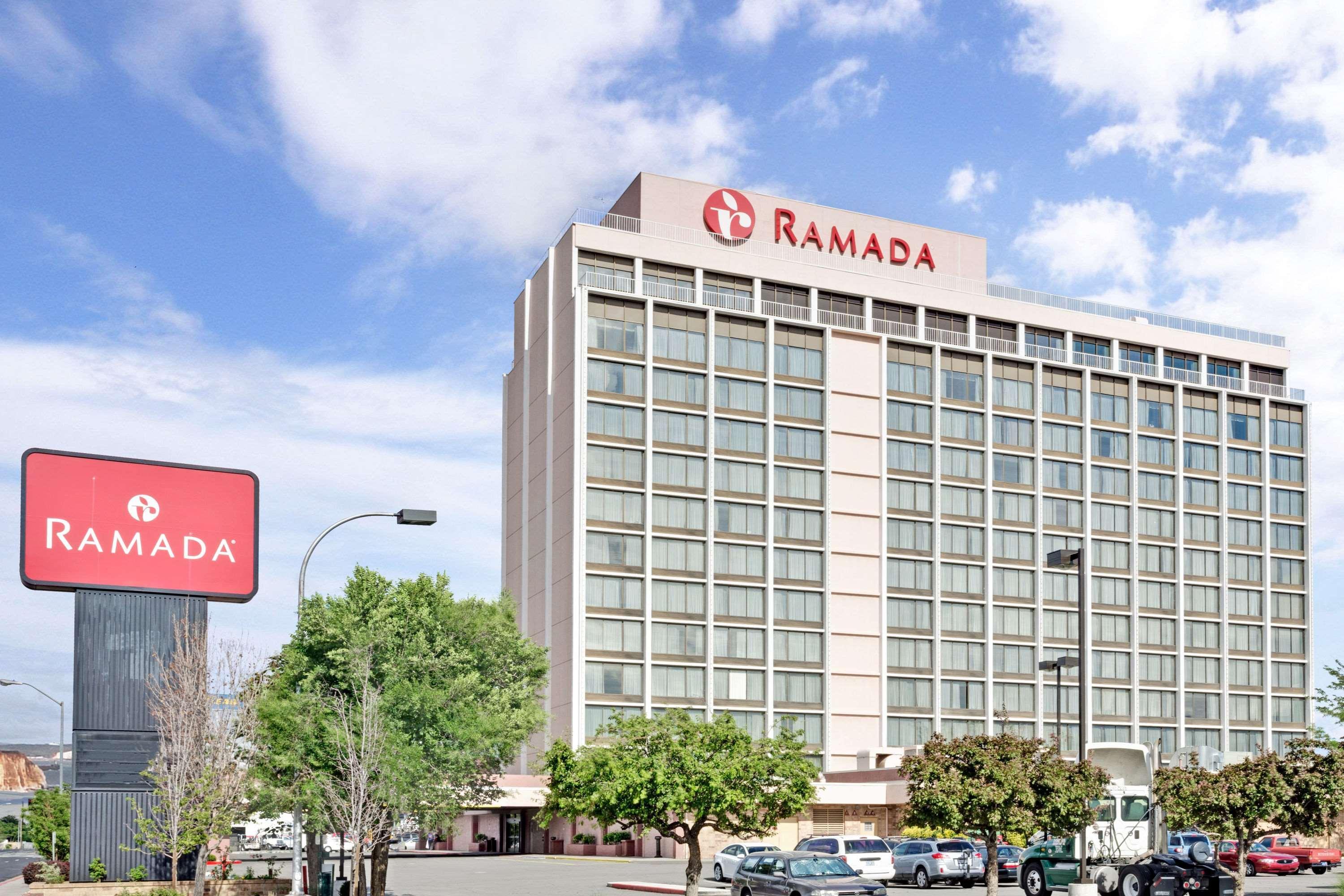Vista Exterior Ramada by Wyndham Reno Hotel and Casino