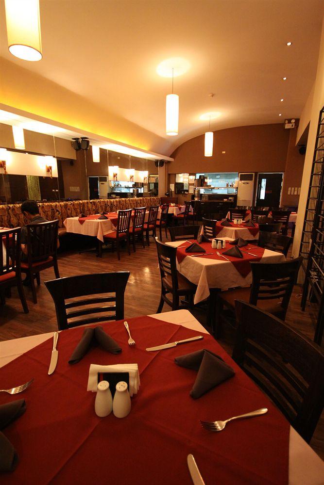 Restaurant Court Meridian Hotel and Suites