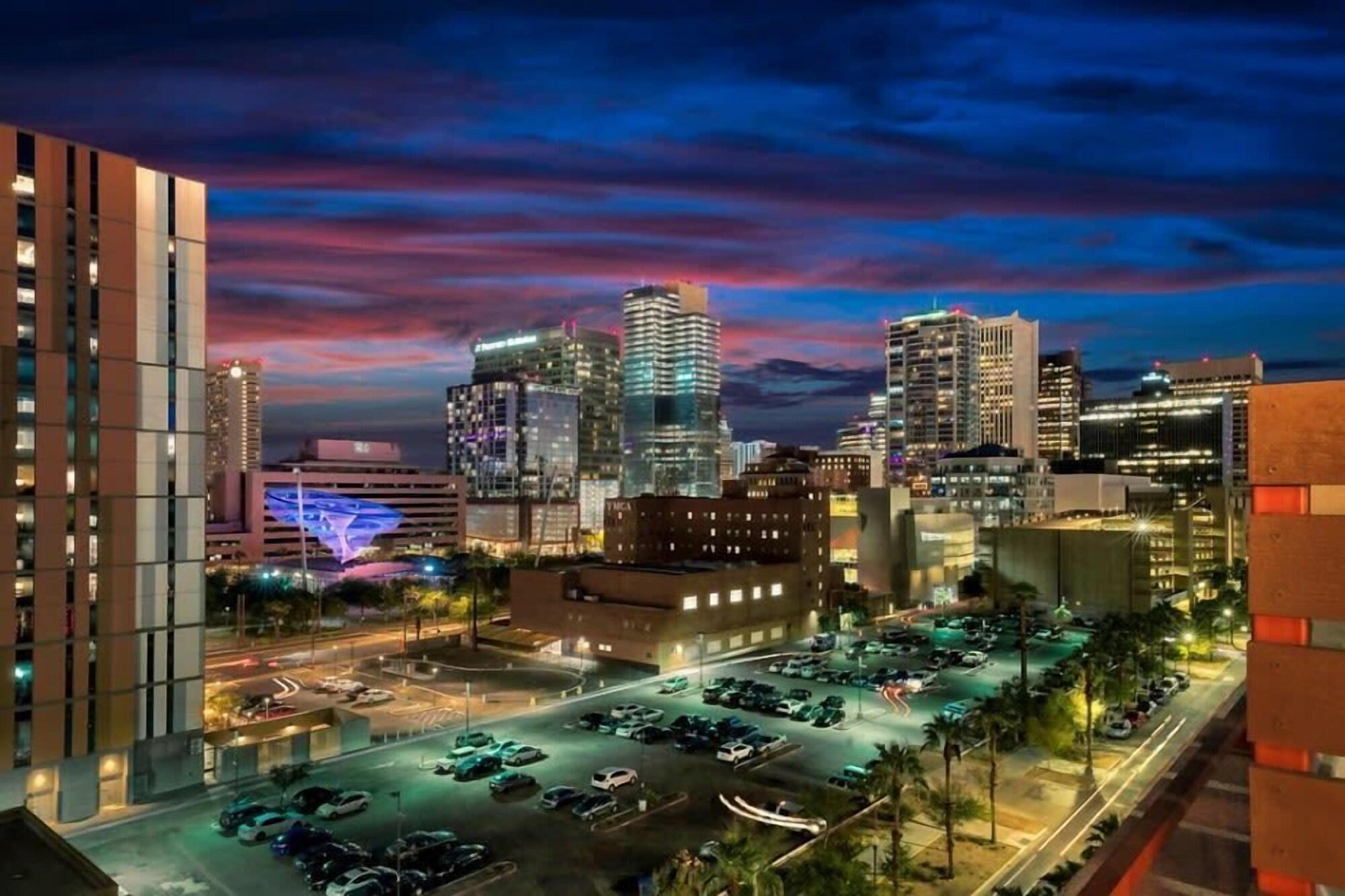 Vista Exterior CozySuites at Downtown Phoenix