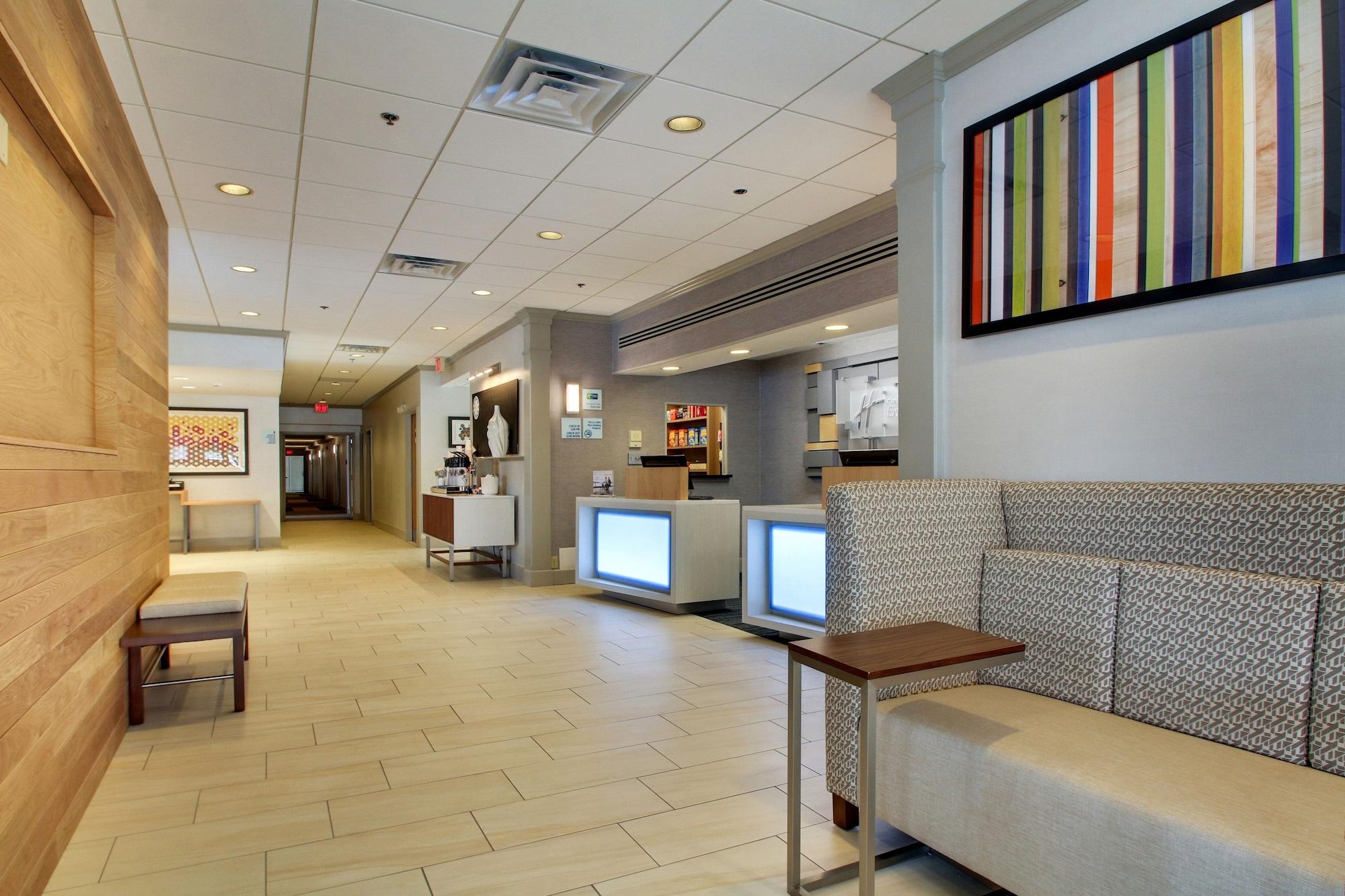 Vista Lobby Holiday Inn Express Poughkeepsie by IHG