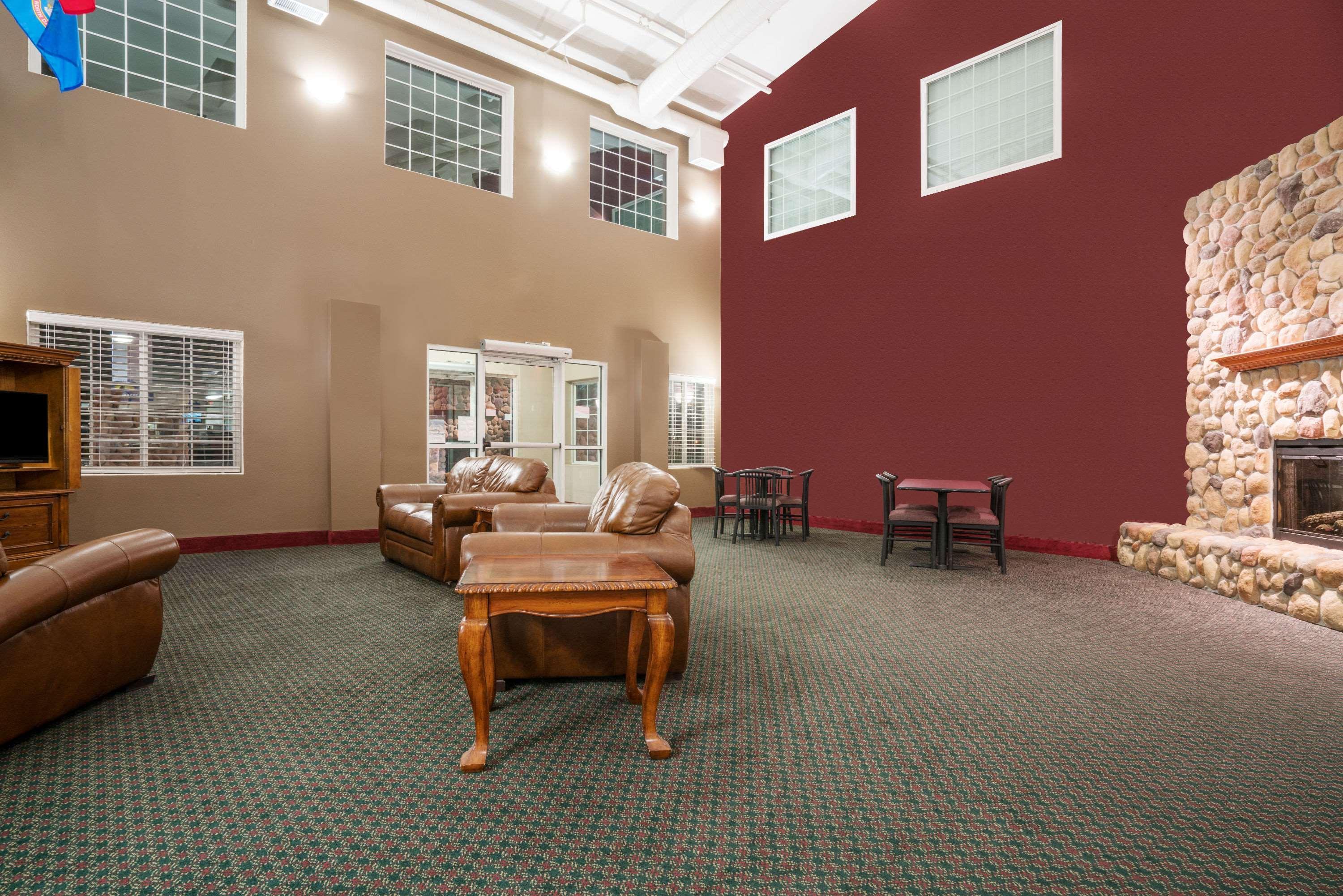 Vista Lobby Days Inn by Wyndham Fargo/Casselton