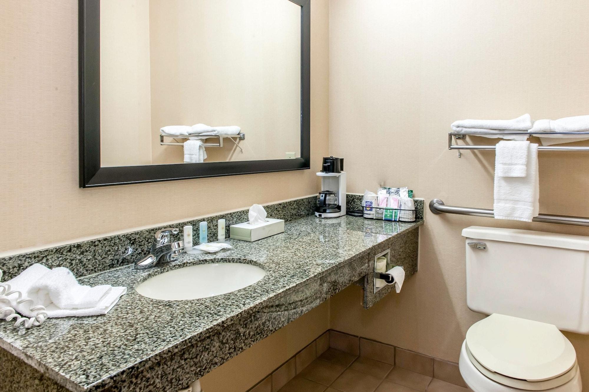 Baño Quality Inn Defiance