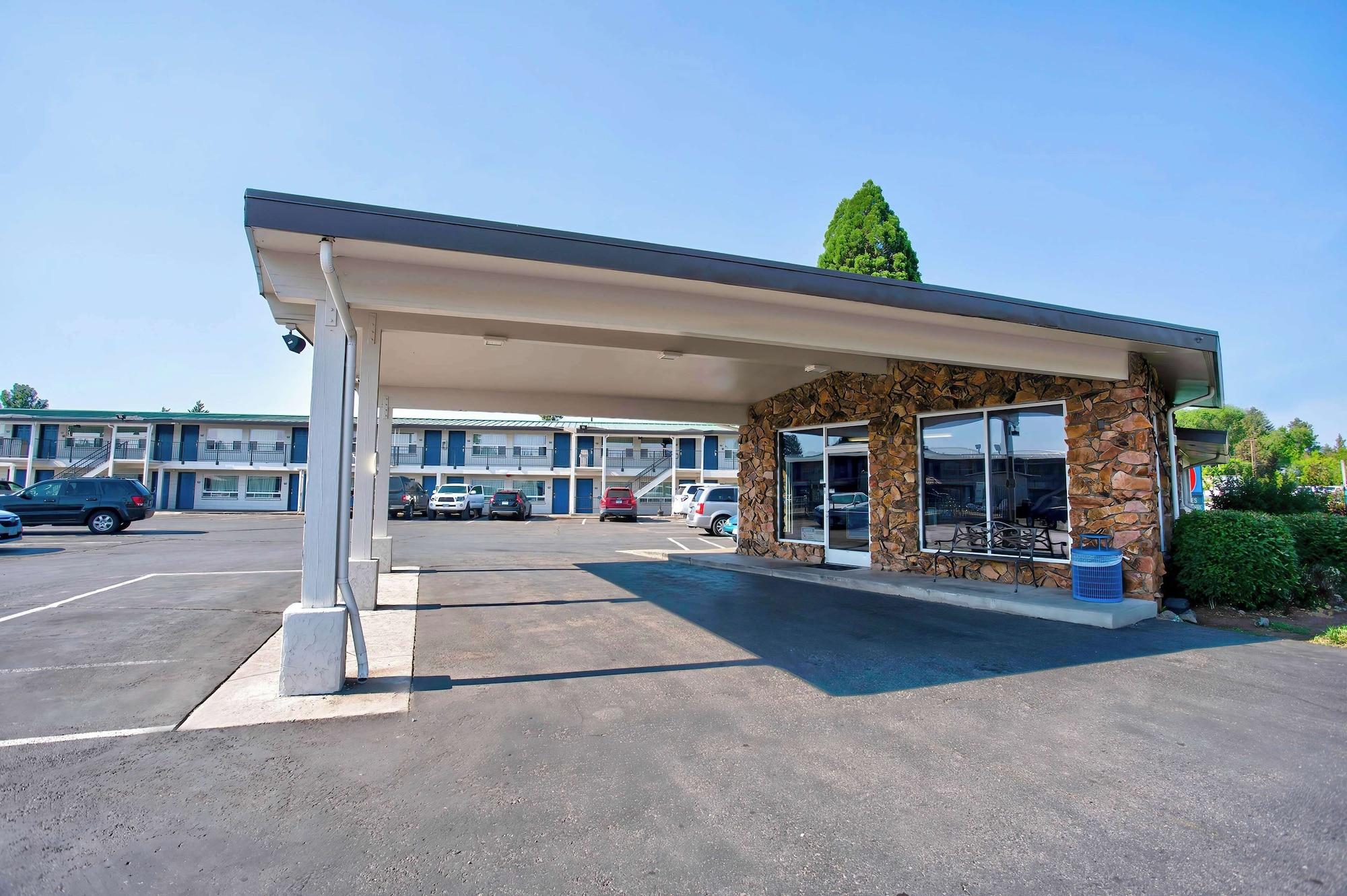 Vista Exterior Motel 6 Bend, OR