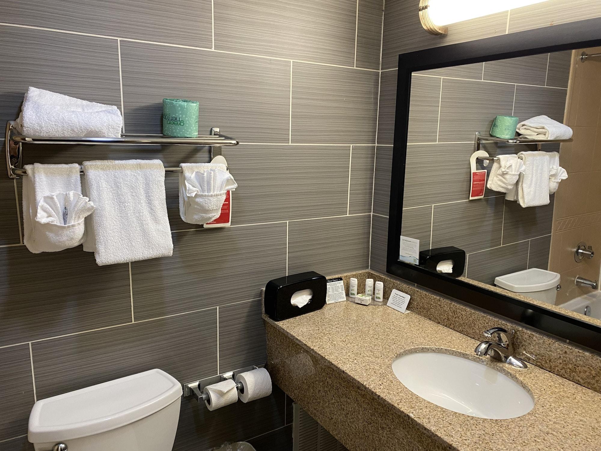 Equipamiento de Habitación Ramada by Wyndham Rochelle Park Near Paramus