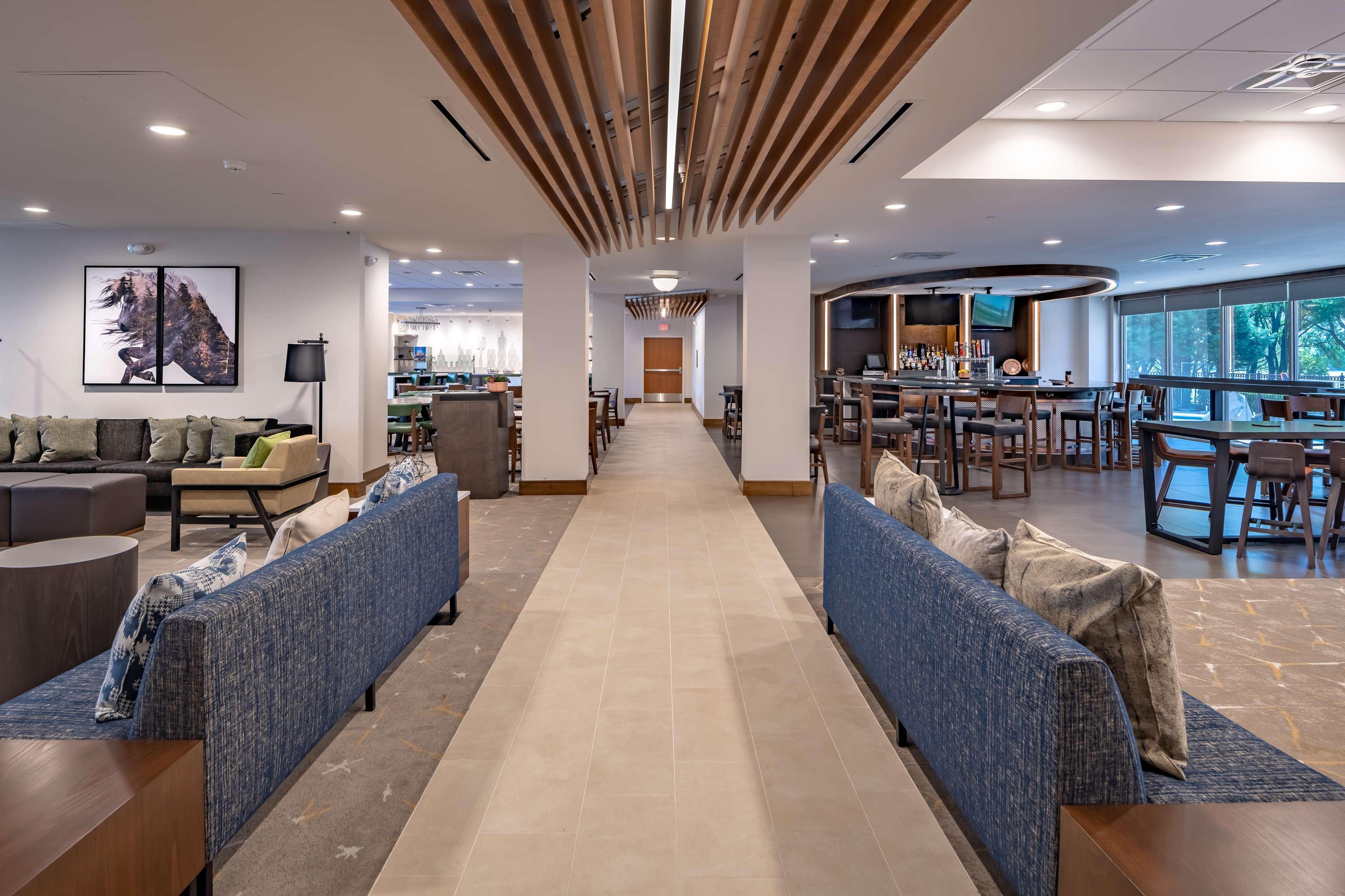 Vista Lobby DoubleTree by Hilton Dallas - Farmers Branch