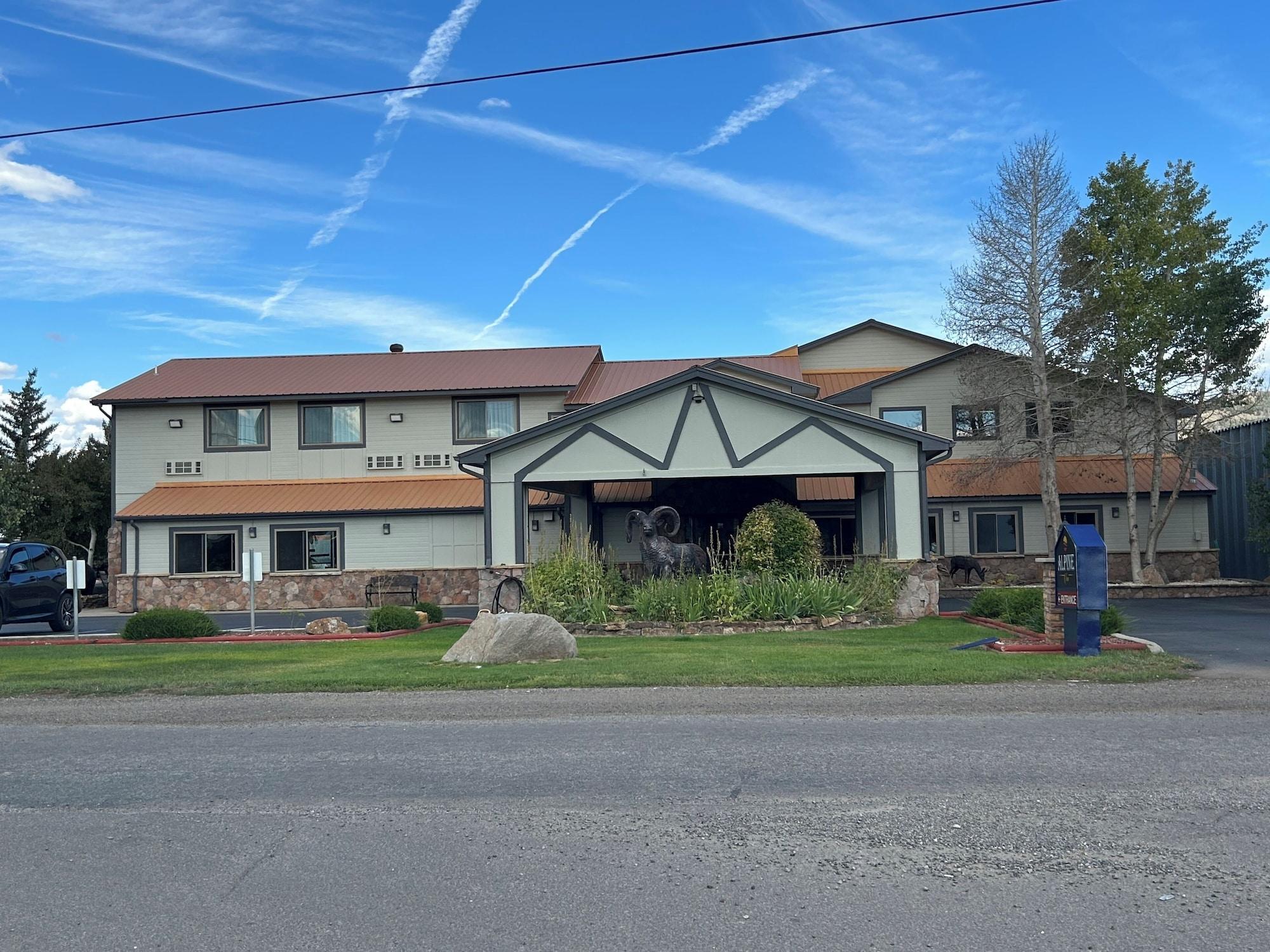 Vista Exterior Alpine Inn & Suites