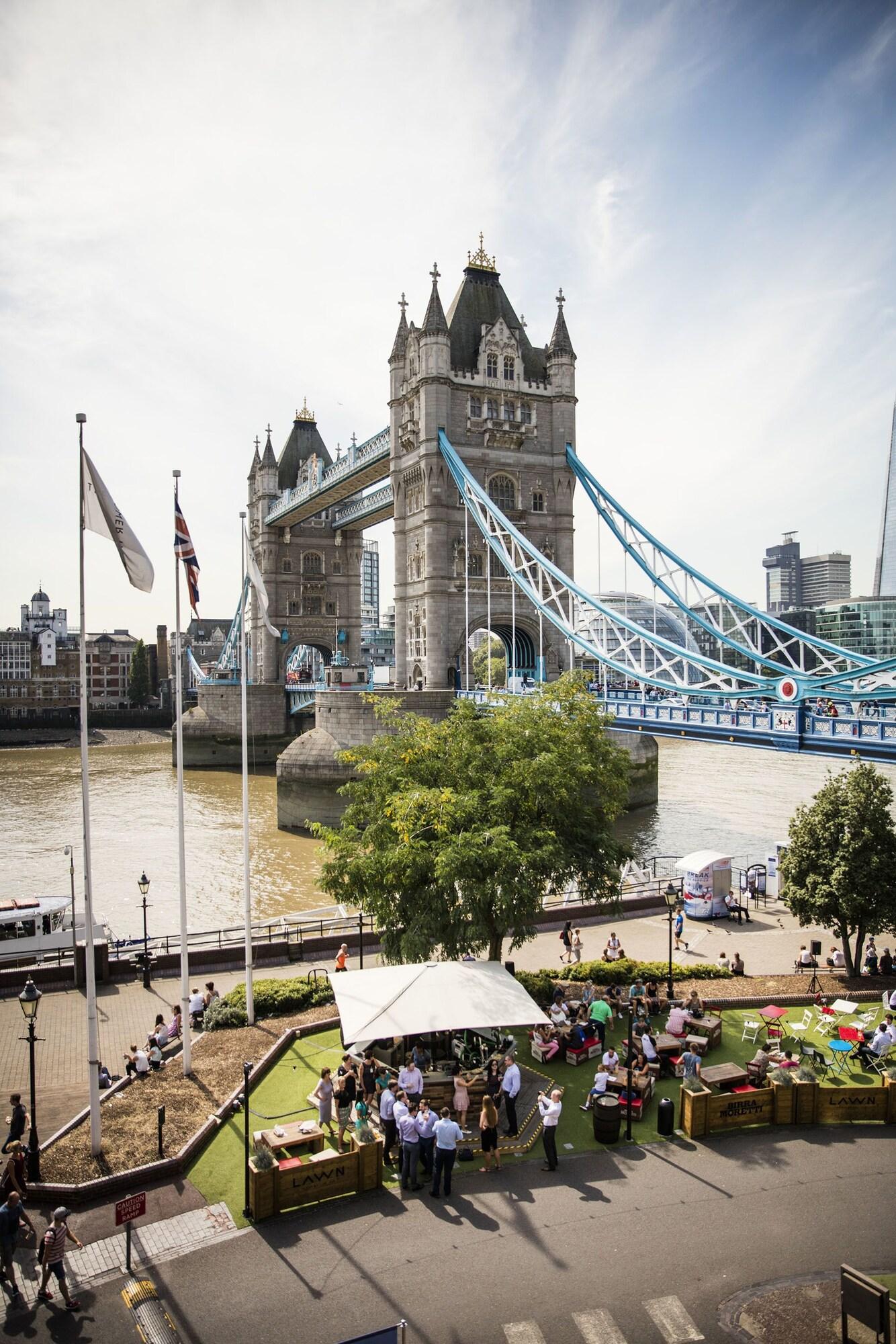 Bar/Salón The Tower Hotel, by Thistle