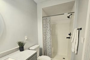 Alquiler Vacacional - Updated, Spacious, Fully Fenced Yard