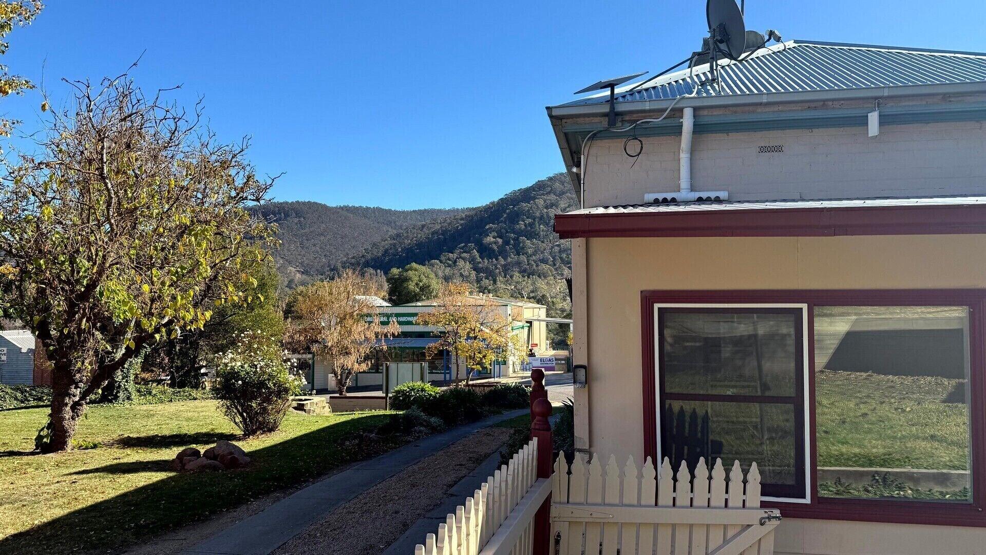 Vista Exterior Colonial Bank Motel