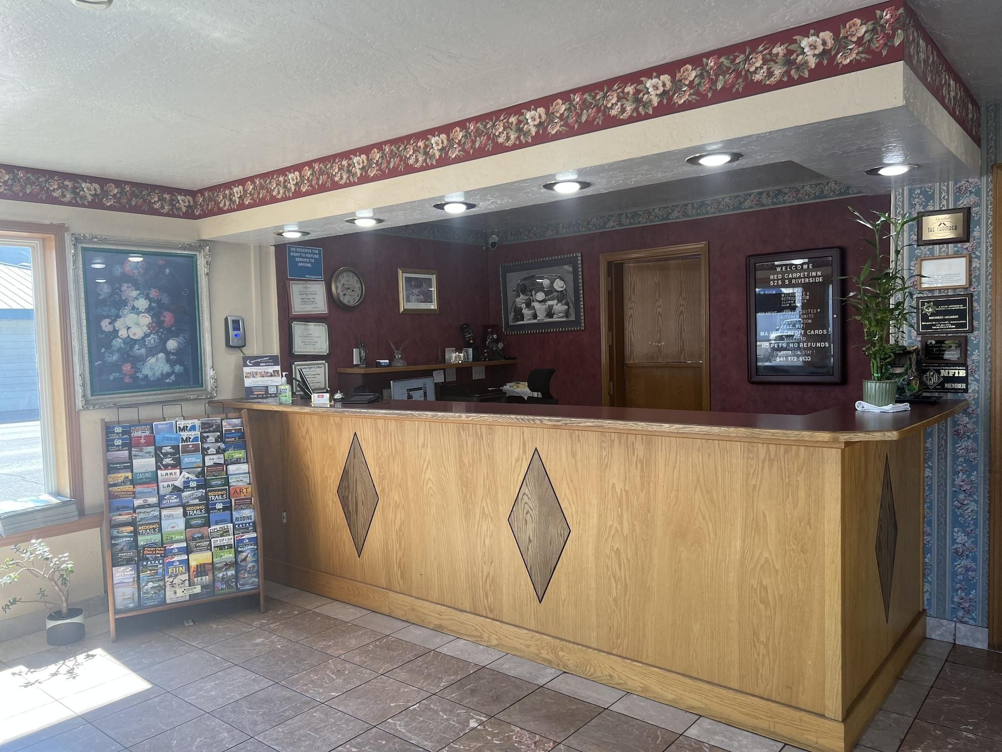 Vista Lobby Red Carpet Inn Medford