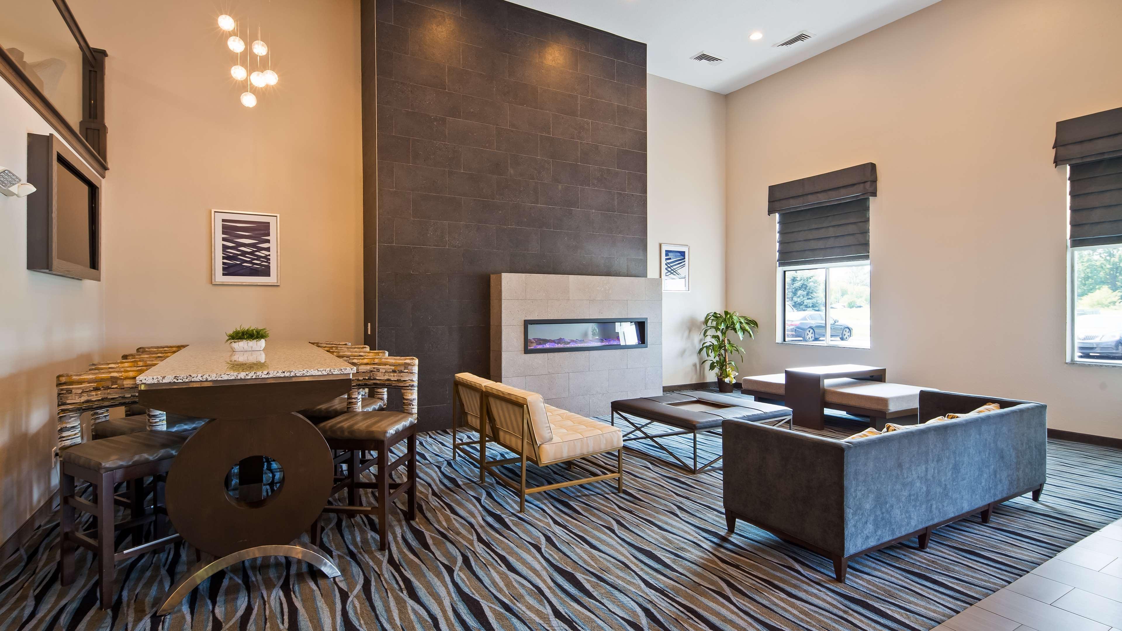 Vista Lobby Best Western Plus Flint Airport Inn & Suites