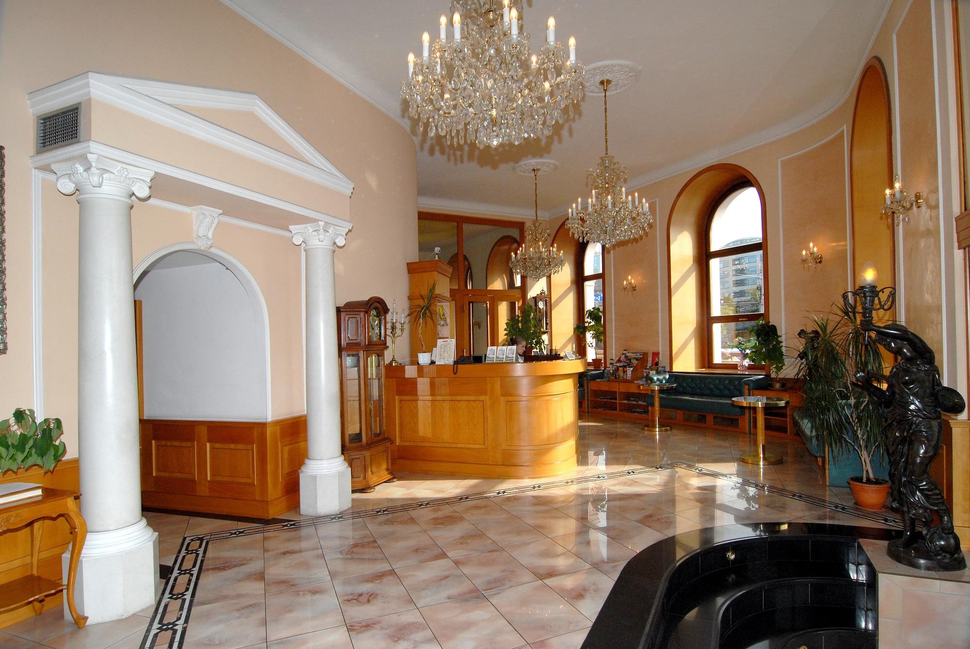 Vista Lobby Opera Hotel