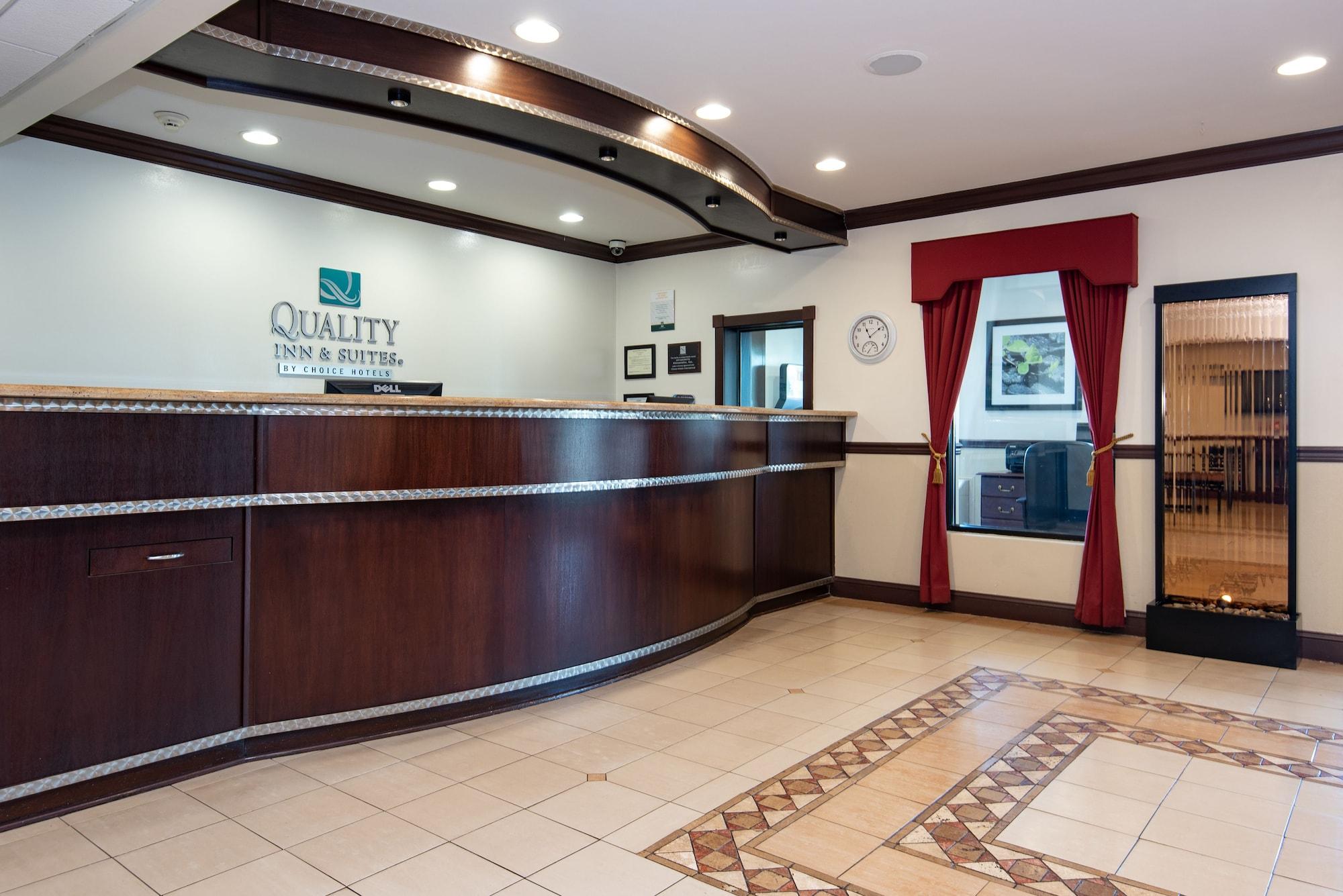 Vista Lobby Quality Inn & Suites Quakertown - Allentown