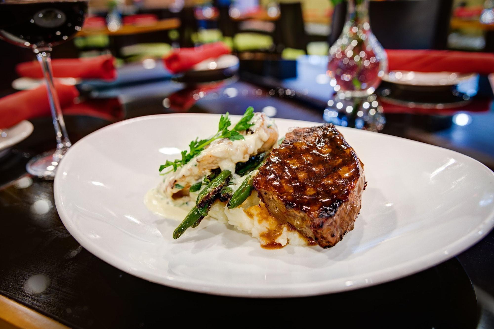 Restaurant Crowne Plaza Houston Galleria Area by IHG