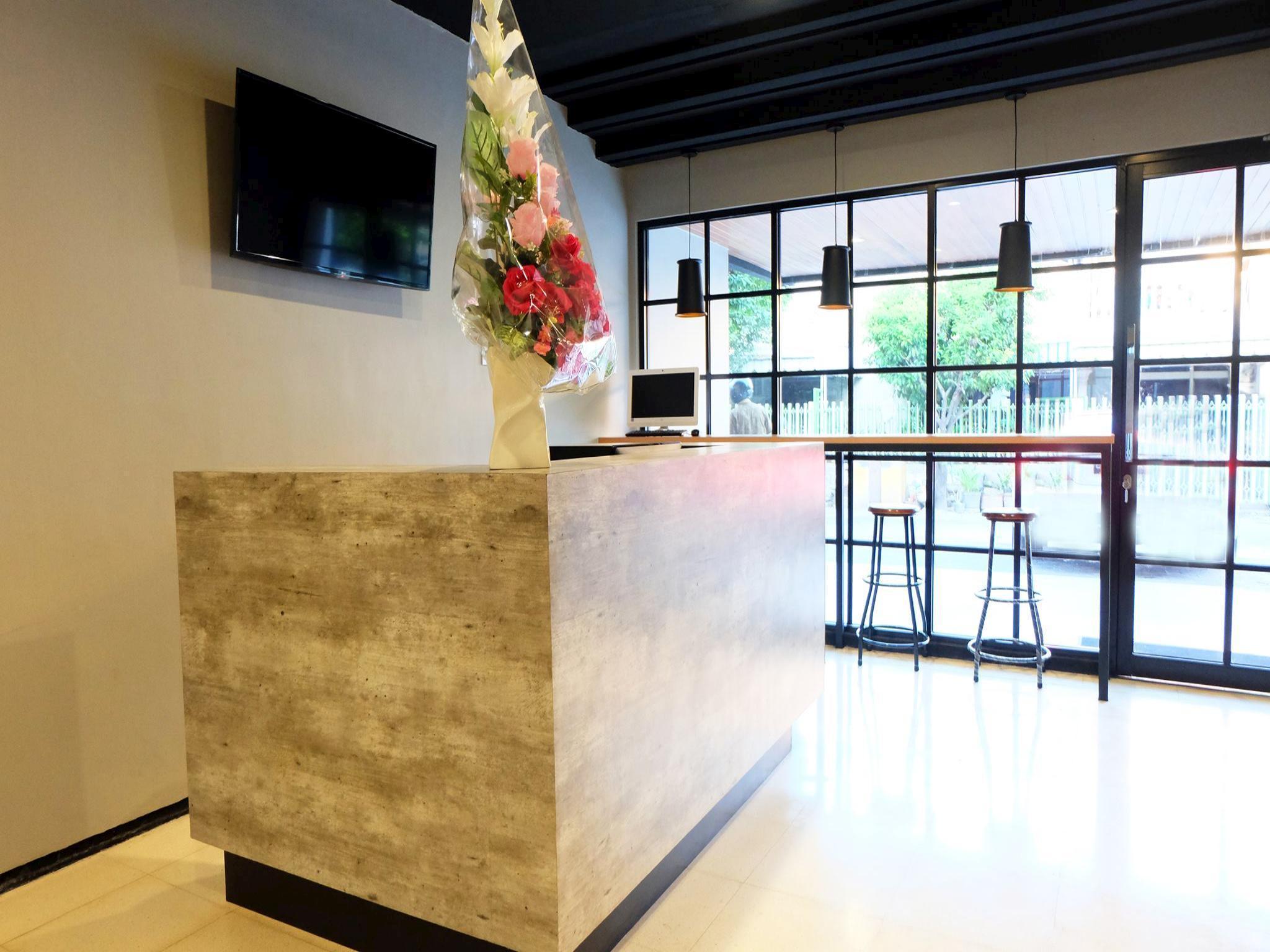 Vista Lobby Livinn Hostel City Center Surabaya