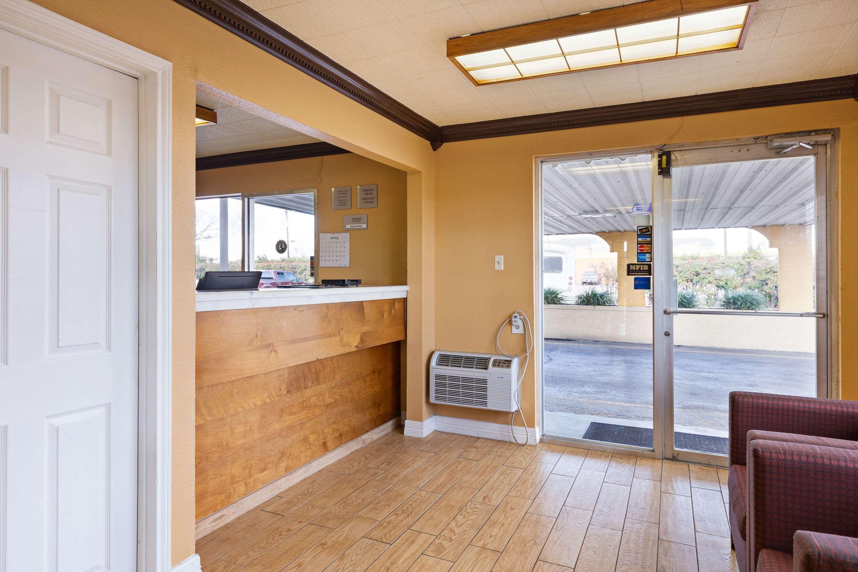 Vista Lobby Super 8 by Wyndham Waco North I-35