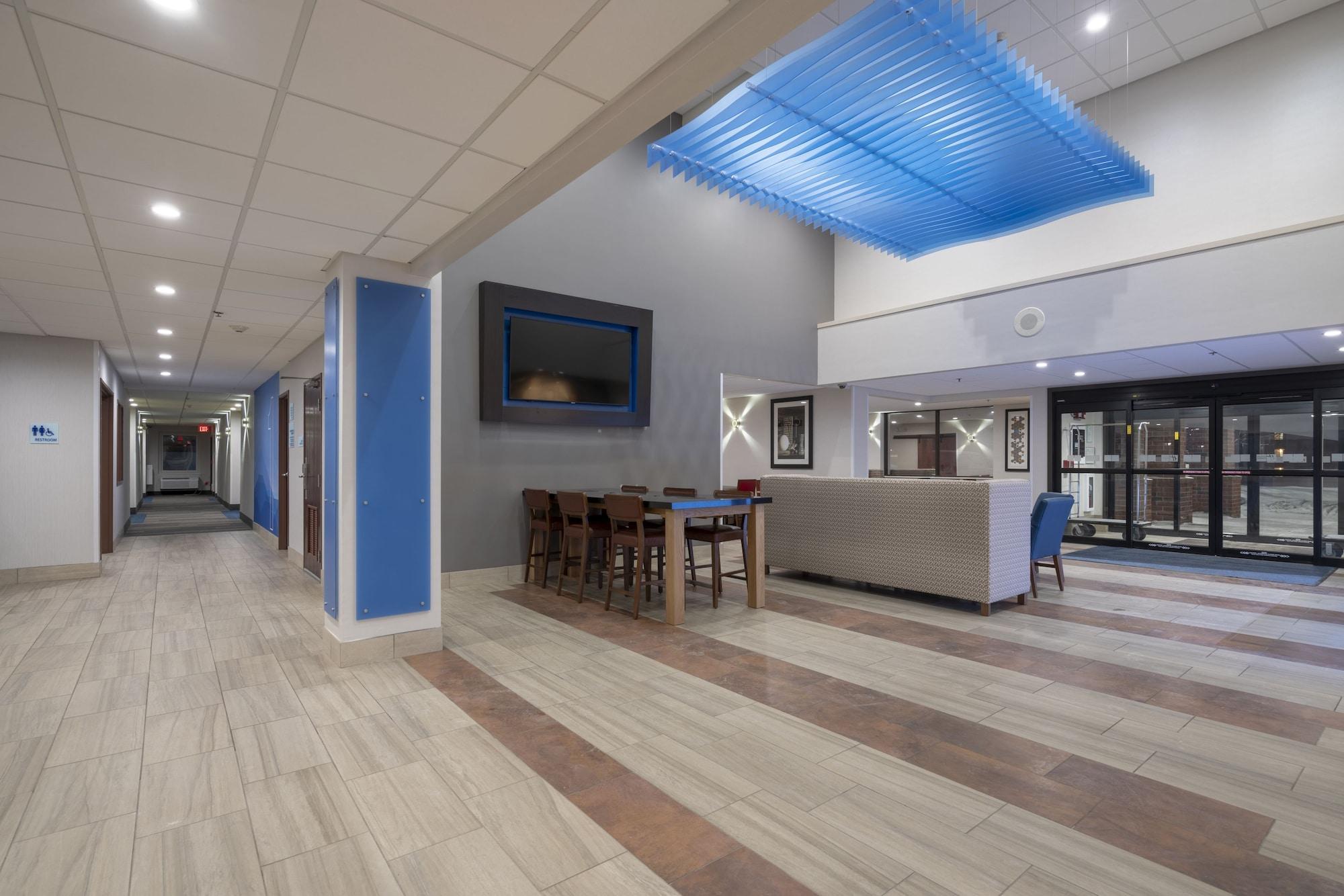 Vista Lobby Holiday Inn Express Minneapolis/Coon Rapids/Blaine by IHG