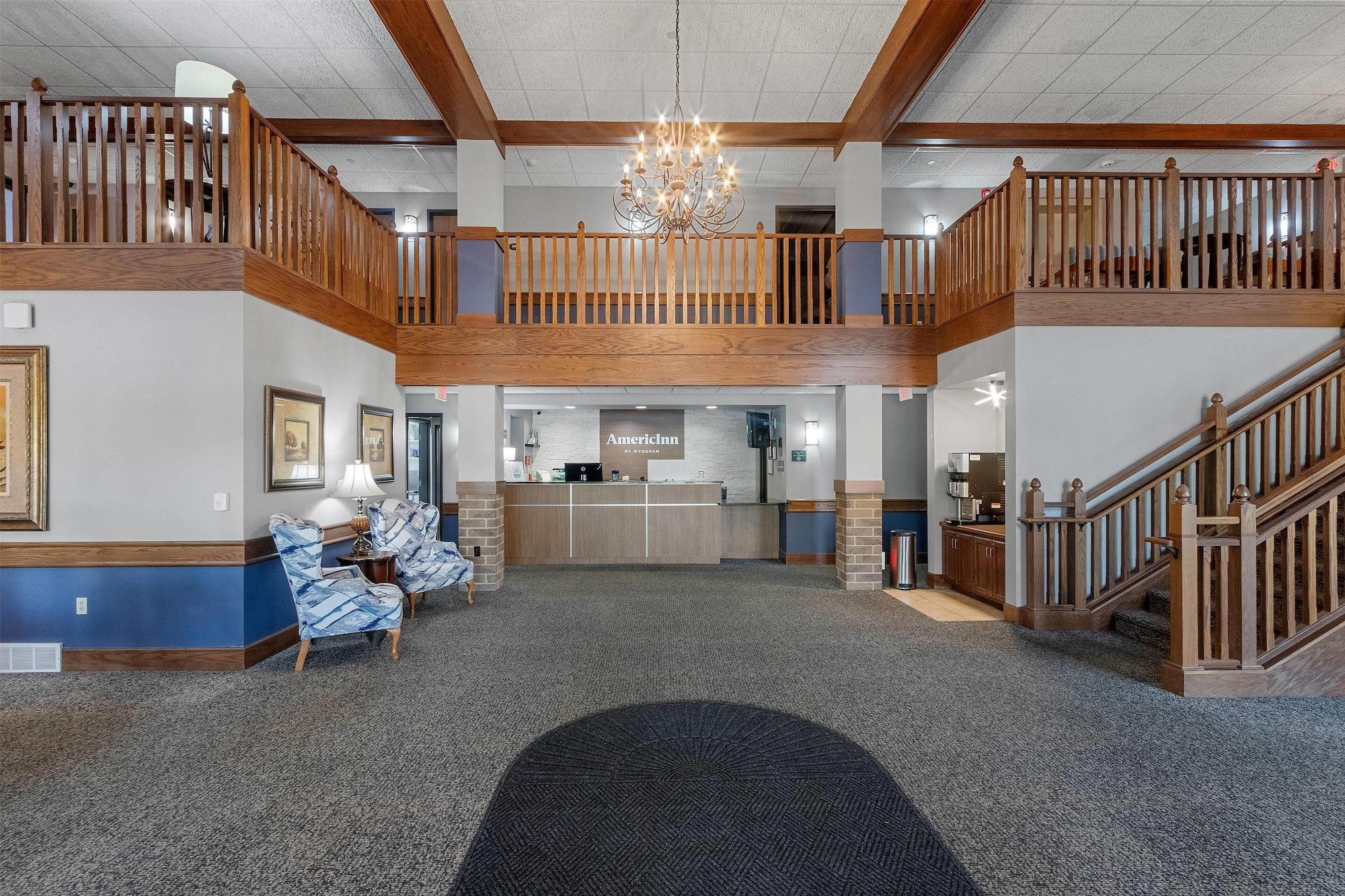 Vista Lobby AmericInn by Wyndham Green Bay East