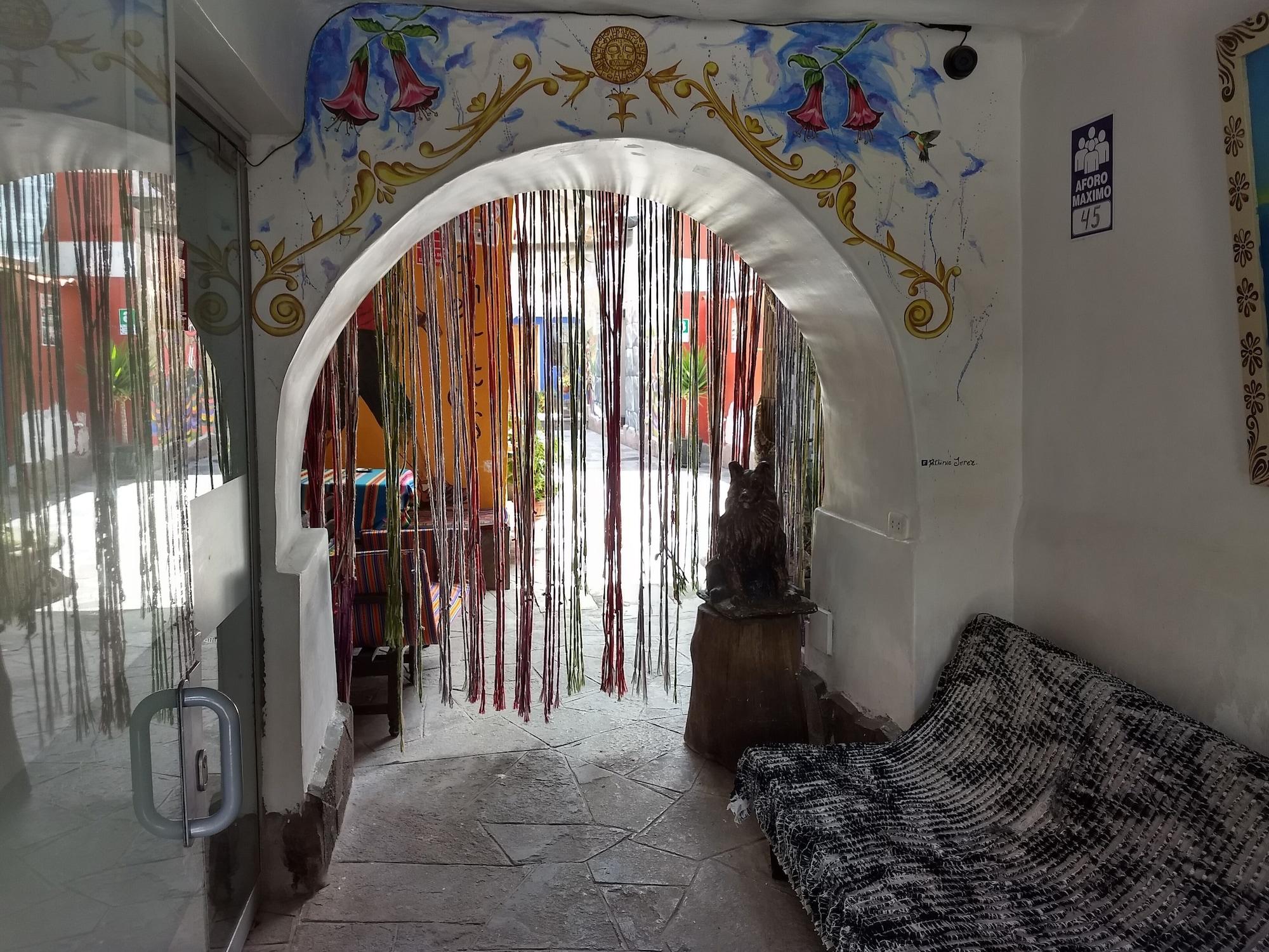 Vista da fachada Chelitos Backpacker