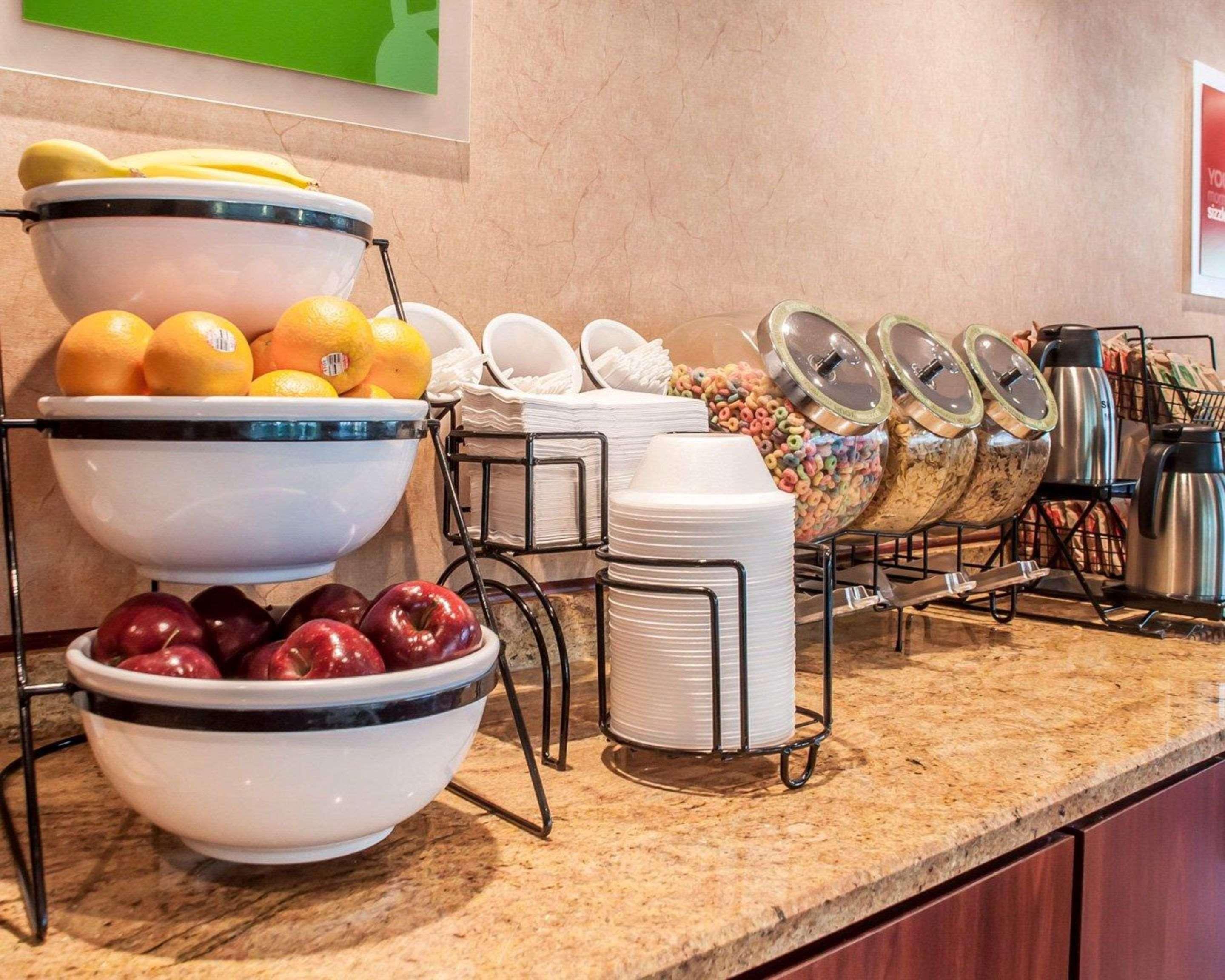 Restaurant Quality Inn Near Walden Galleria Mal
