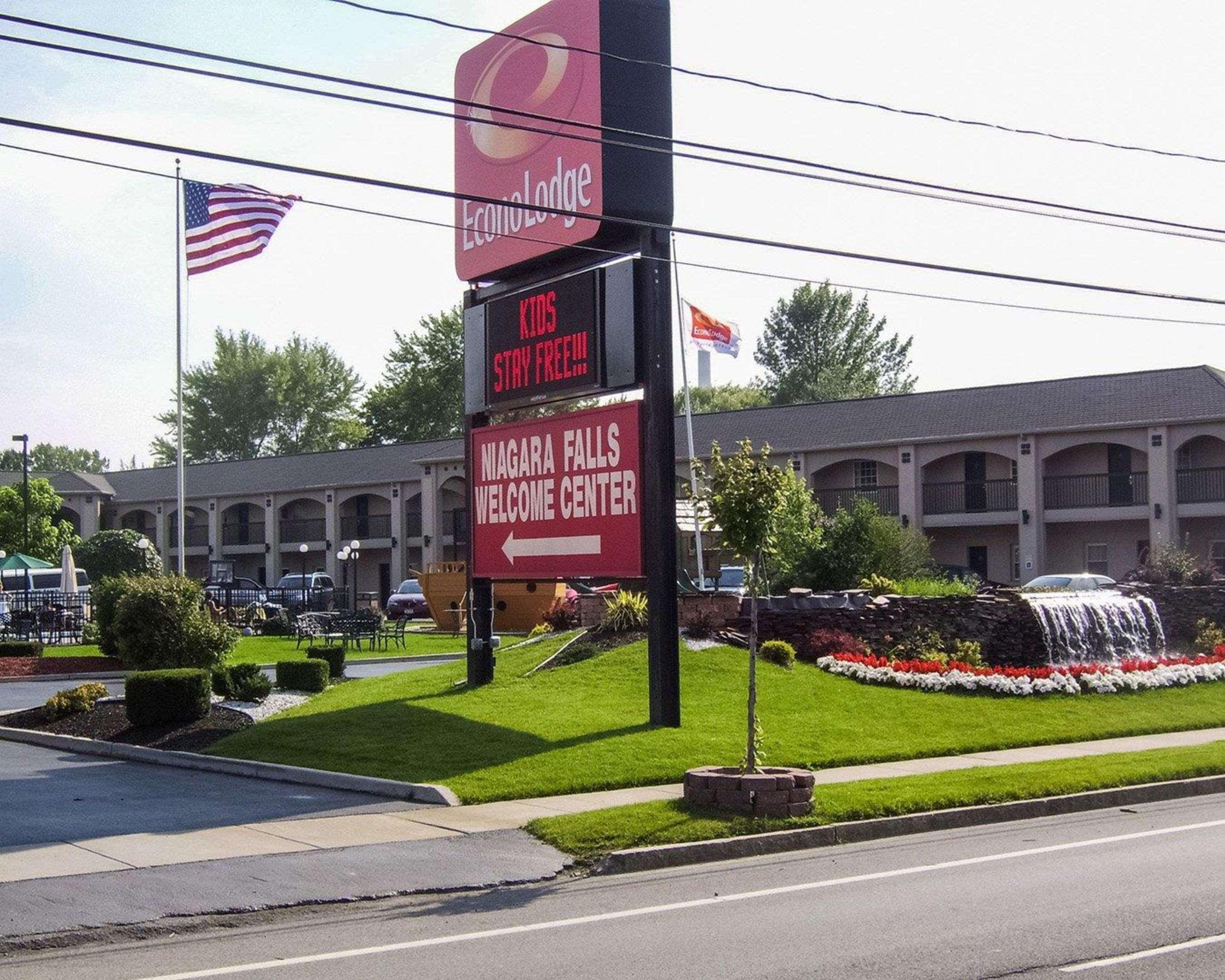 Vista Exterior Econo Lodge At The Falls North
