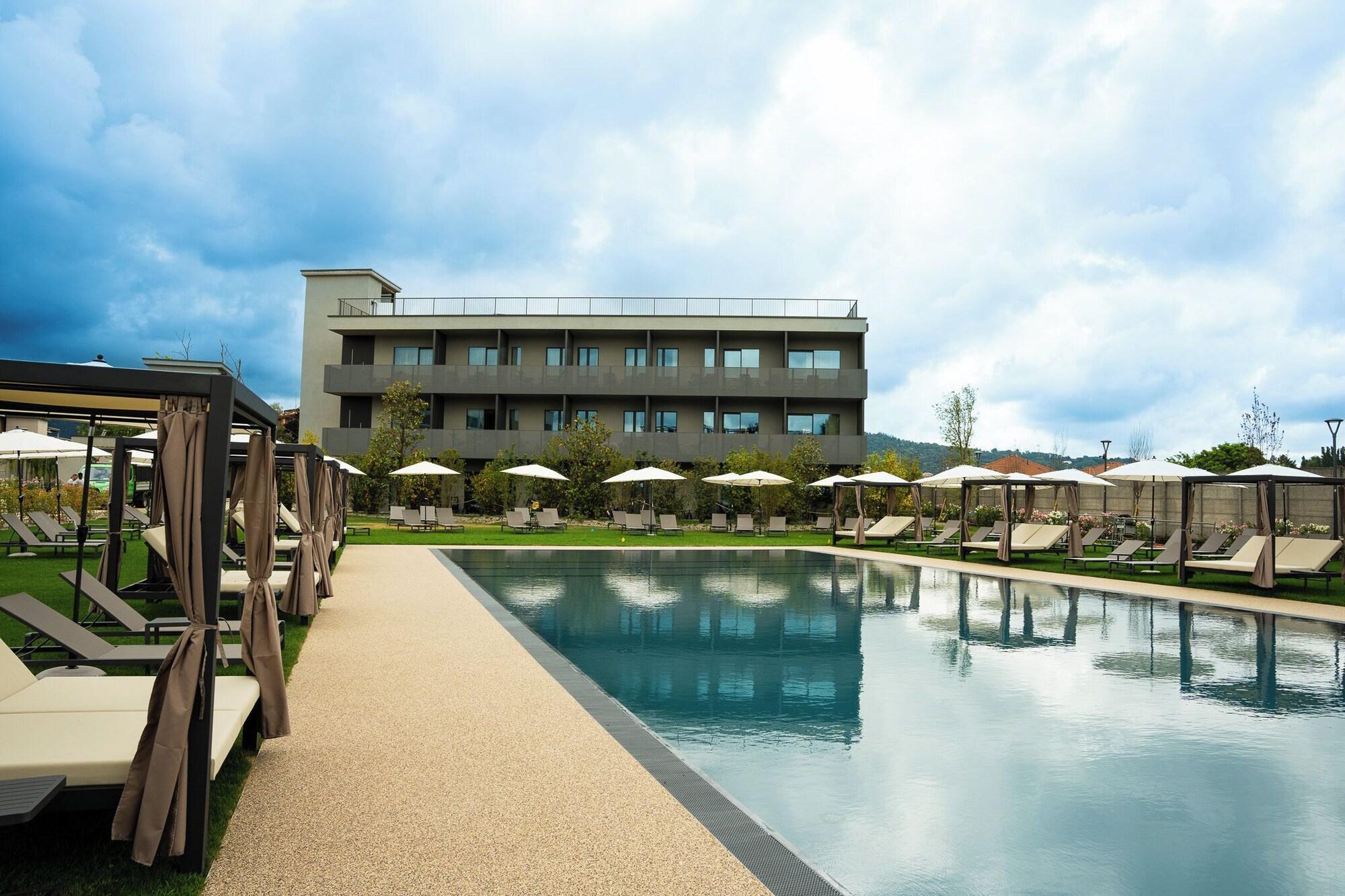 Vista Exterior Como Hills Hotel