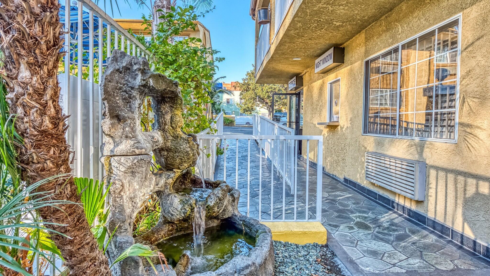 Vista Exterior Hollywood City Inn