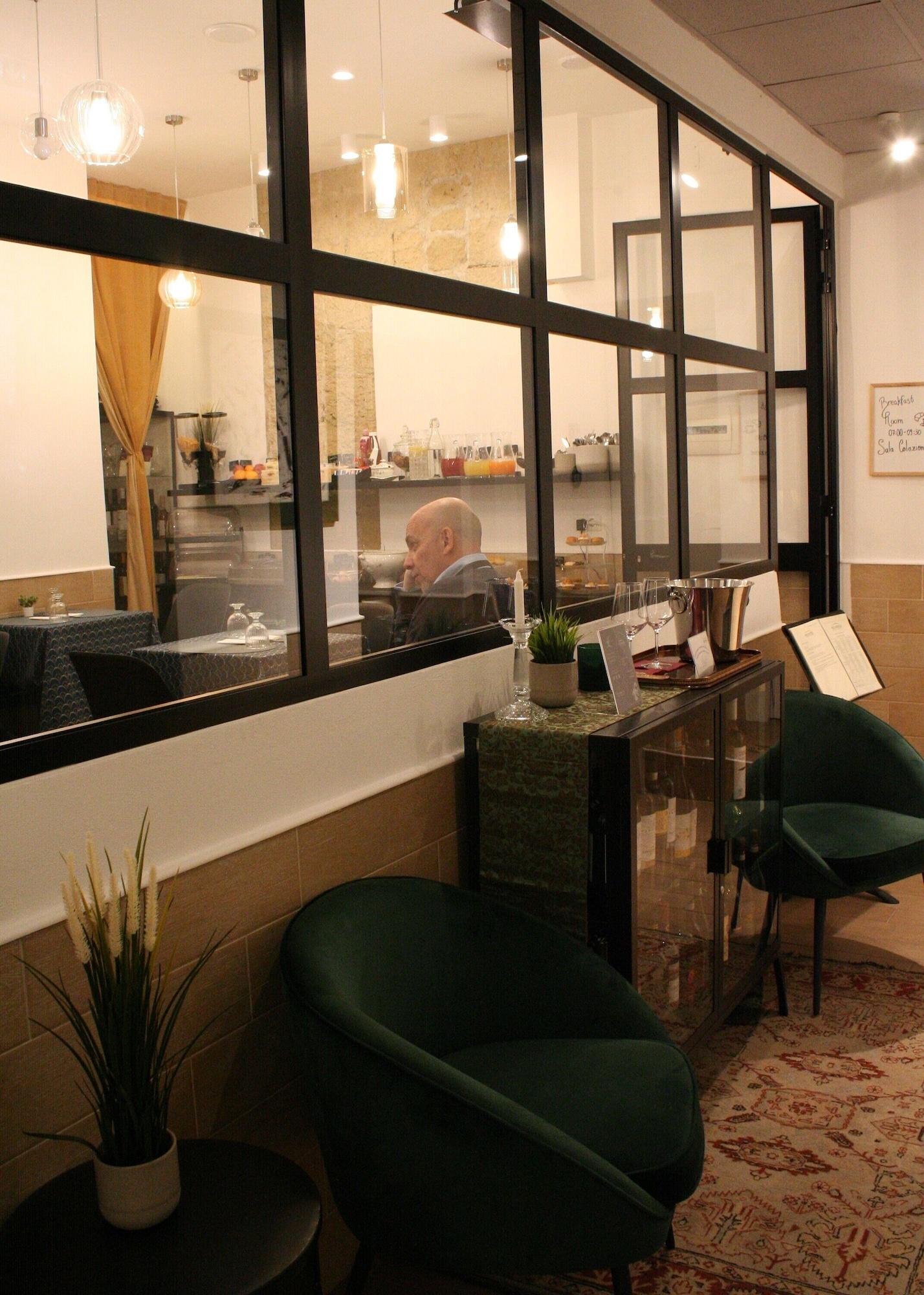 Vista Lobby H22 Hotel