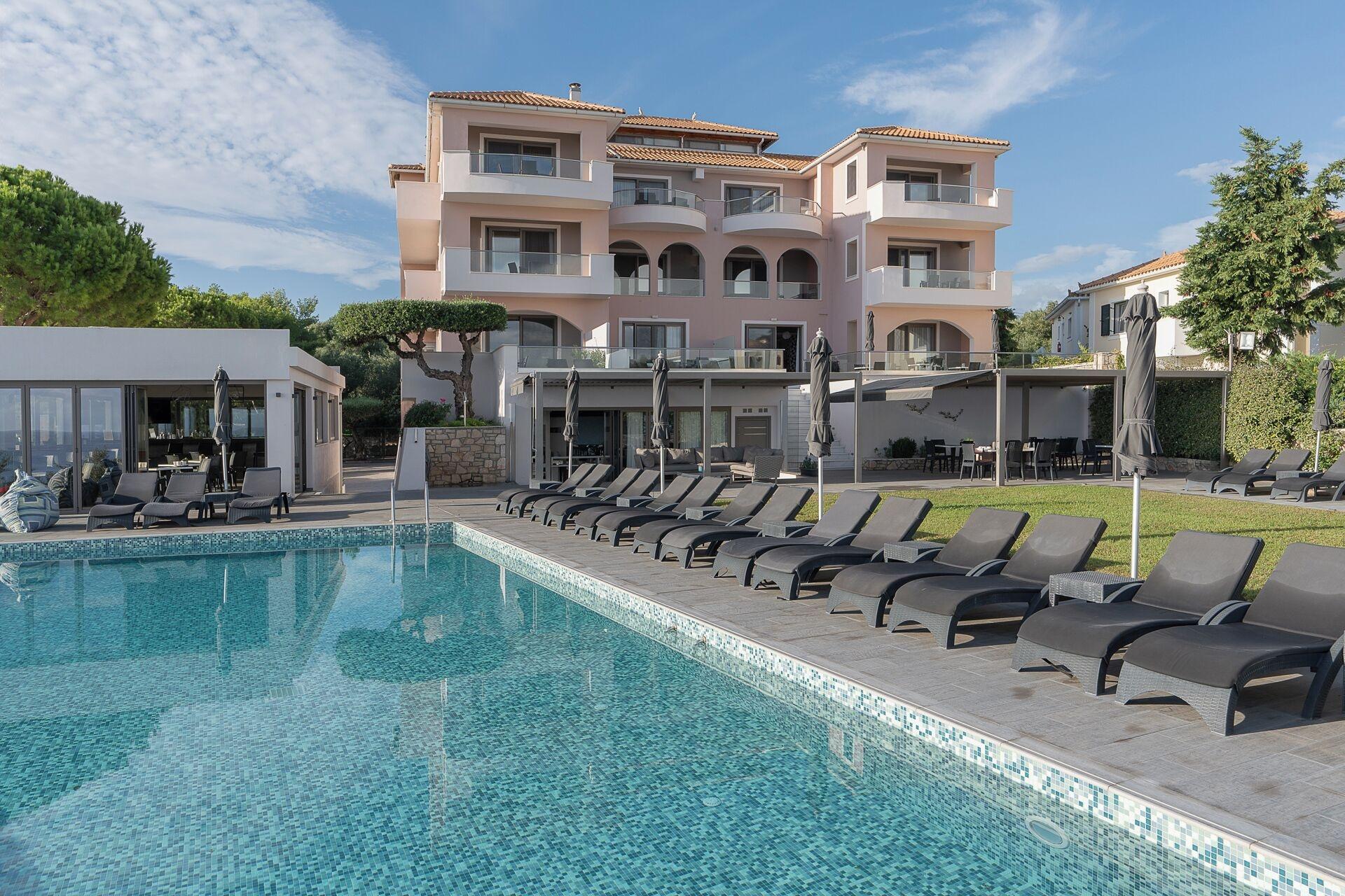 Vista Exterior Kymothoe Elite Suites