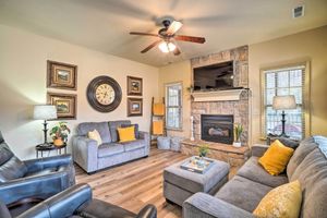 Alquiler Vacacional - Branson West Villa w/ Golf Course View & Pool!