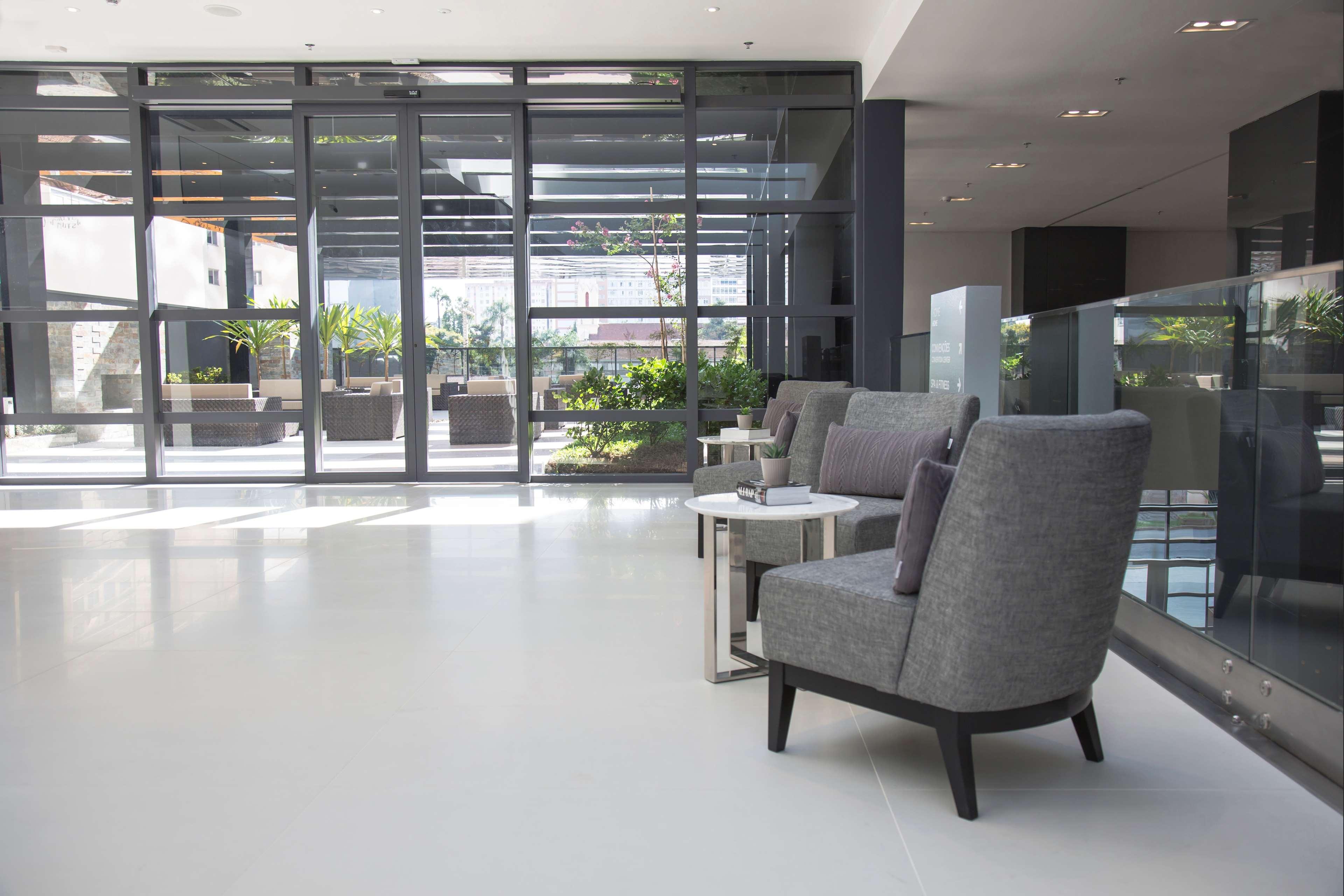 Vista Exterior NH Curitiba The Five