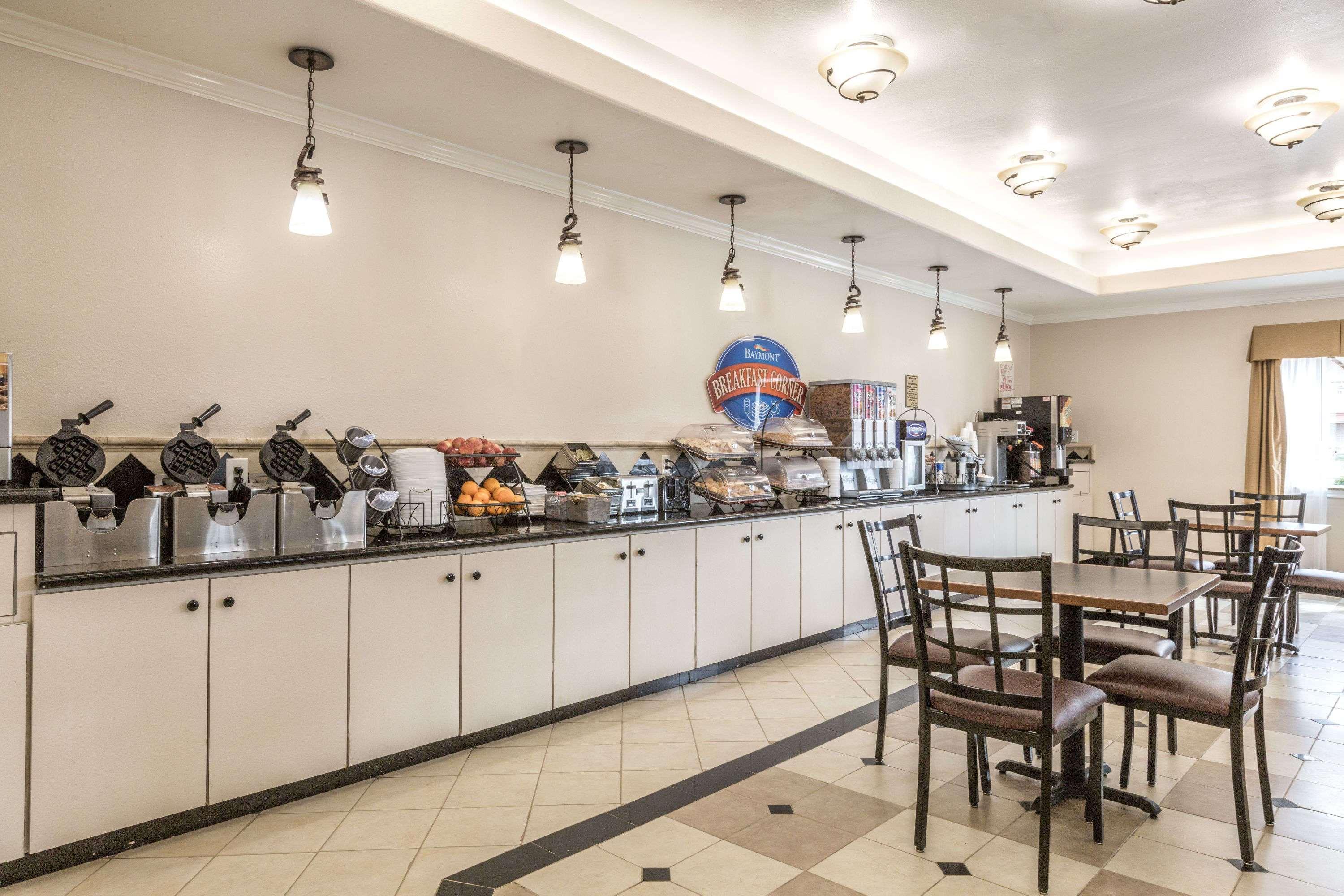 Restaurant Baymont by Wyndham Galveston