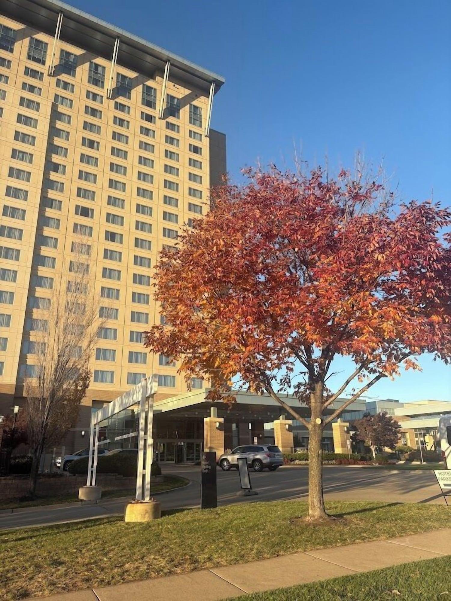 Vista Exterior Sheraton Overland Park Hotel at the Convention Center