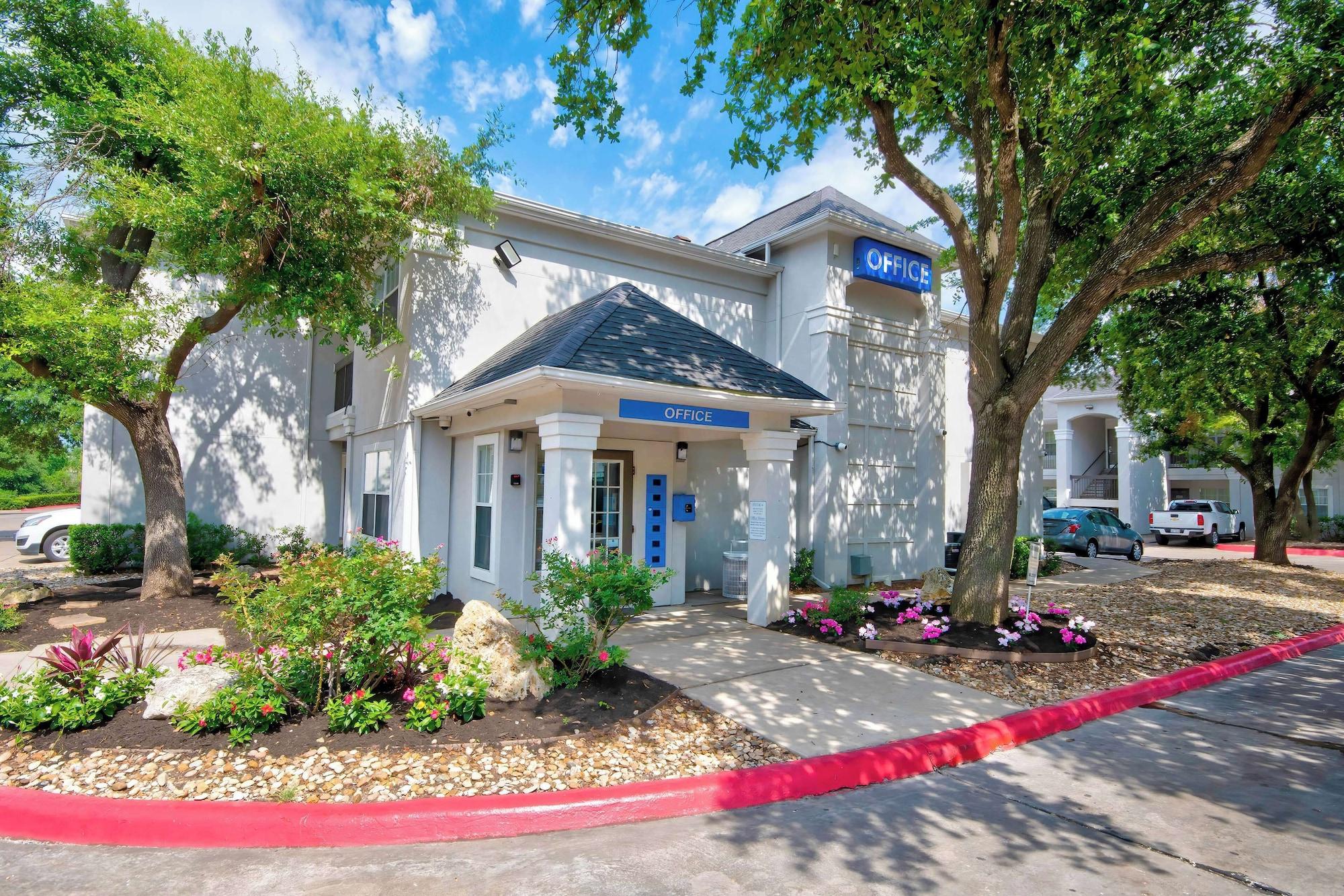 Vista Exterior Studio 6 Extended Stay - Austin, TX - Midtown