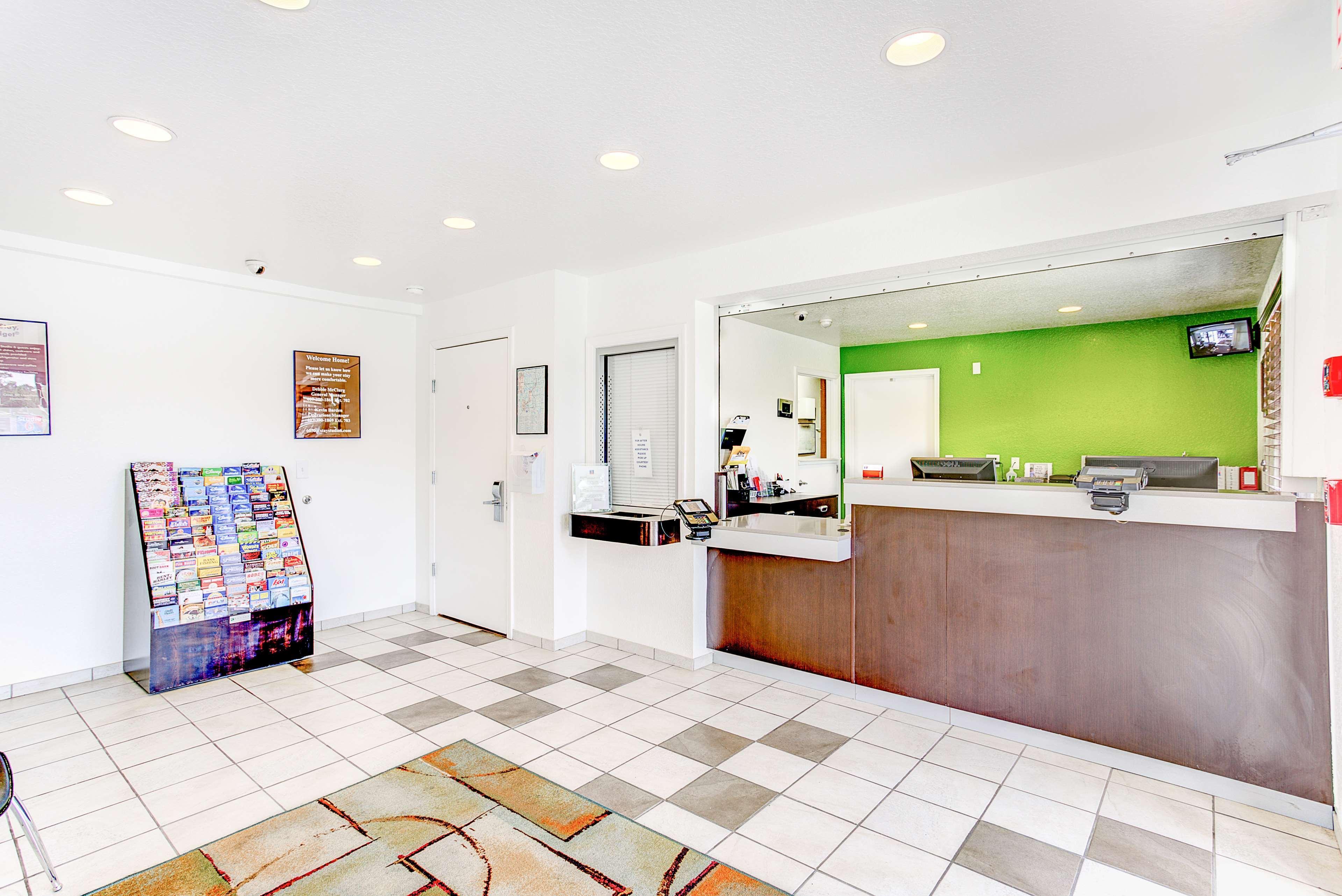 Vista Lobby Studio 6 Kissimmee, FL - Orlando