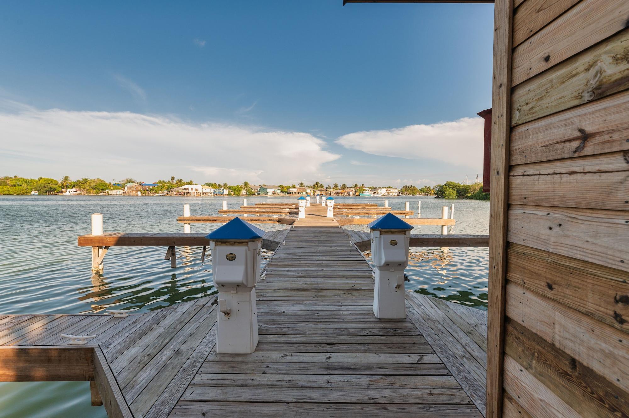 Vista Exterior Hotel and Dive Center Roatan Yacht Club