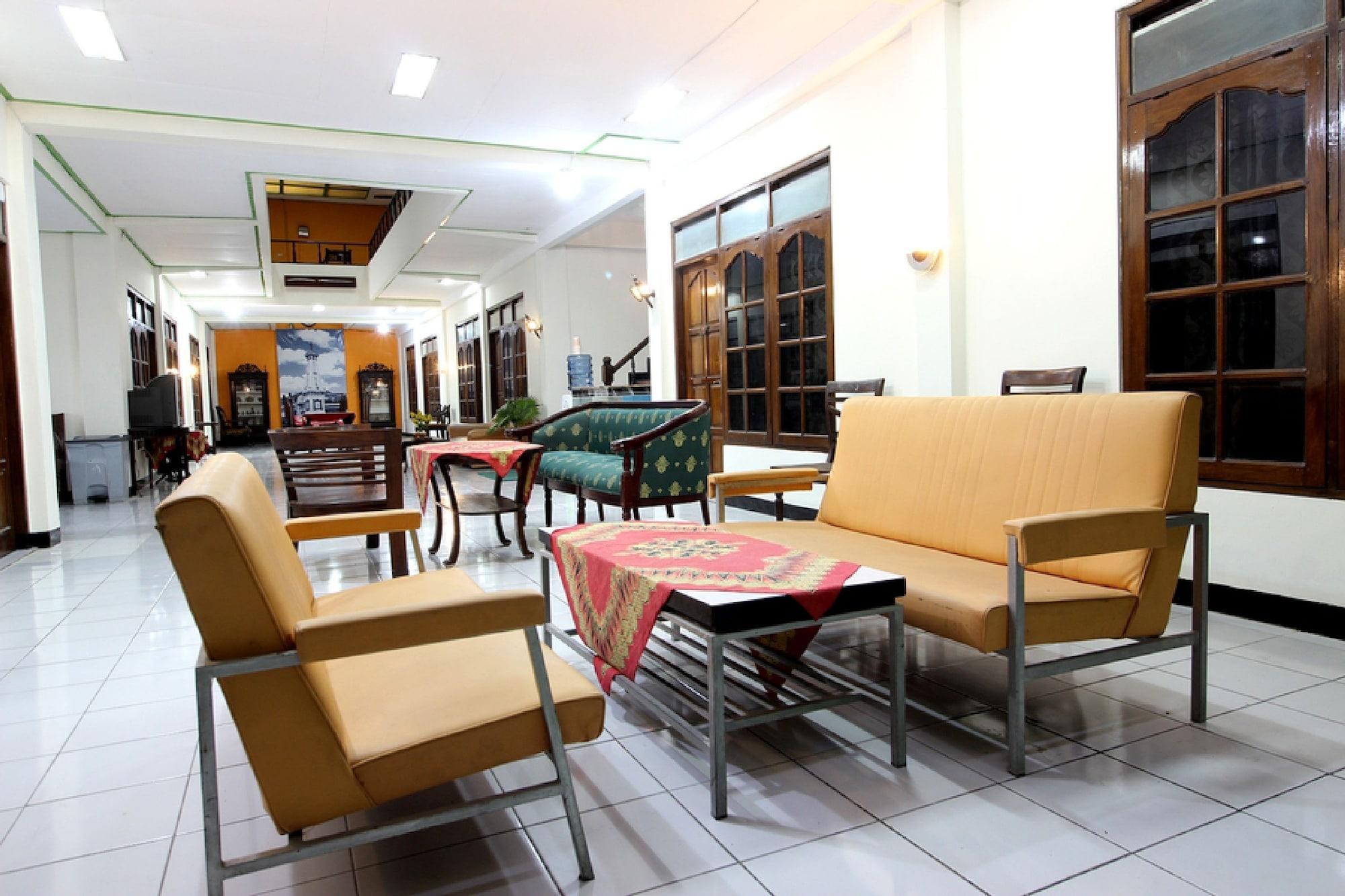 Comodidades del Alojamiento RedDoorz Plus Syariah near Lempuyangan Station 3