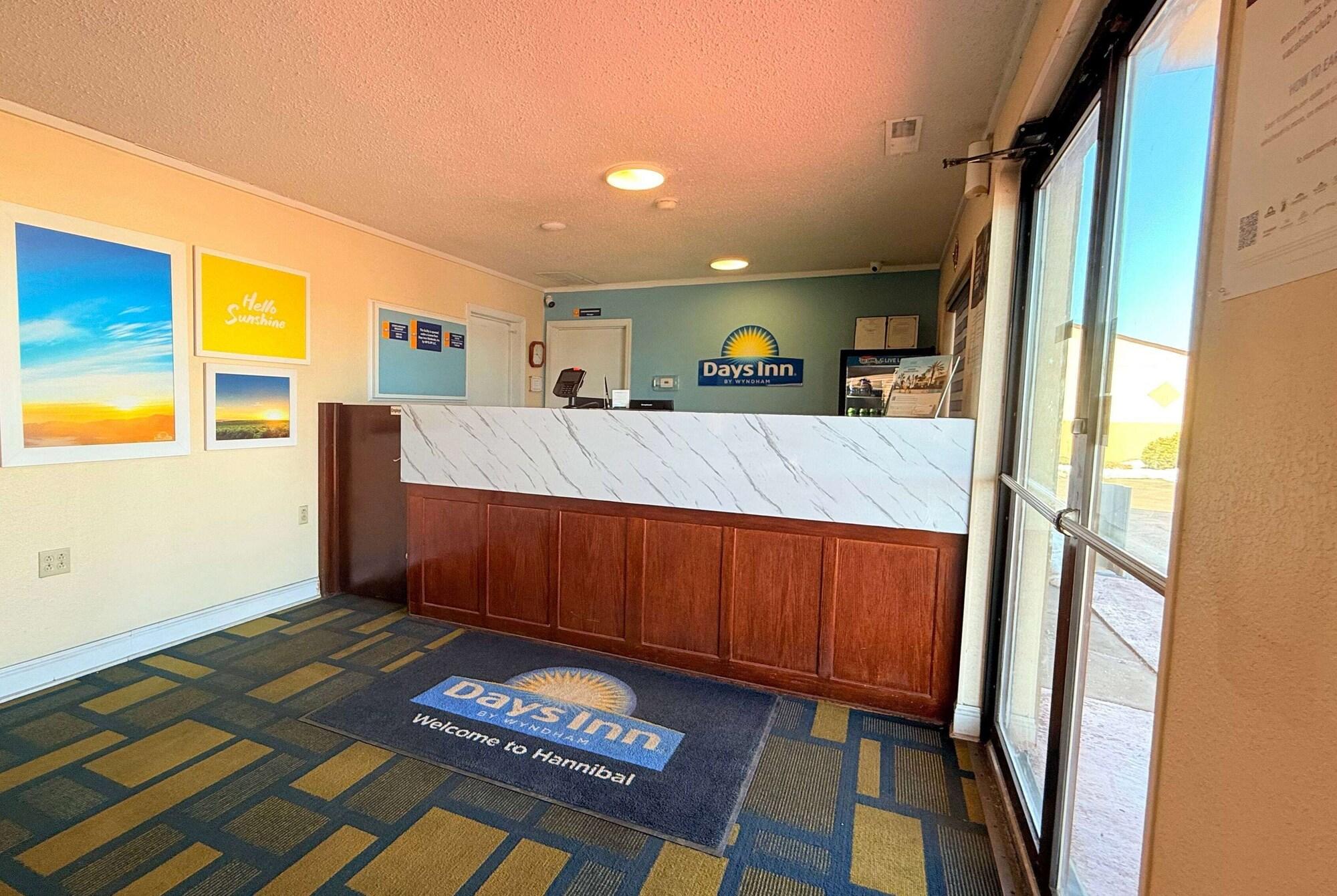 Vista Lobby Days Inn by Wyndham Hannibal