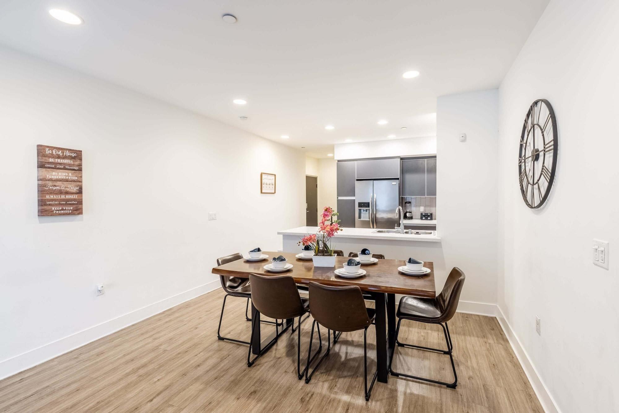 Restaurant 3br/3ba Fully Furnished Apartment In Hollywood 3 Bedroom Apts by RedAwning