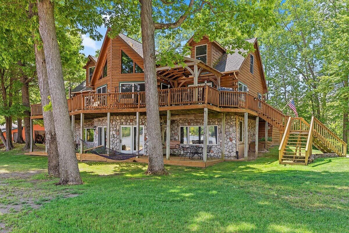 Varios Cabin Retreat on Big Crooked Lake