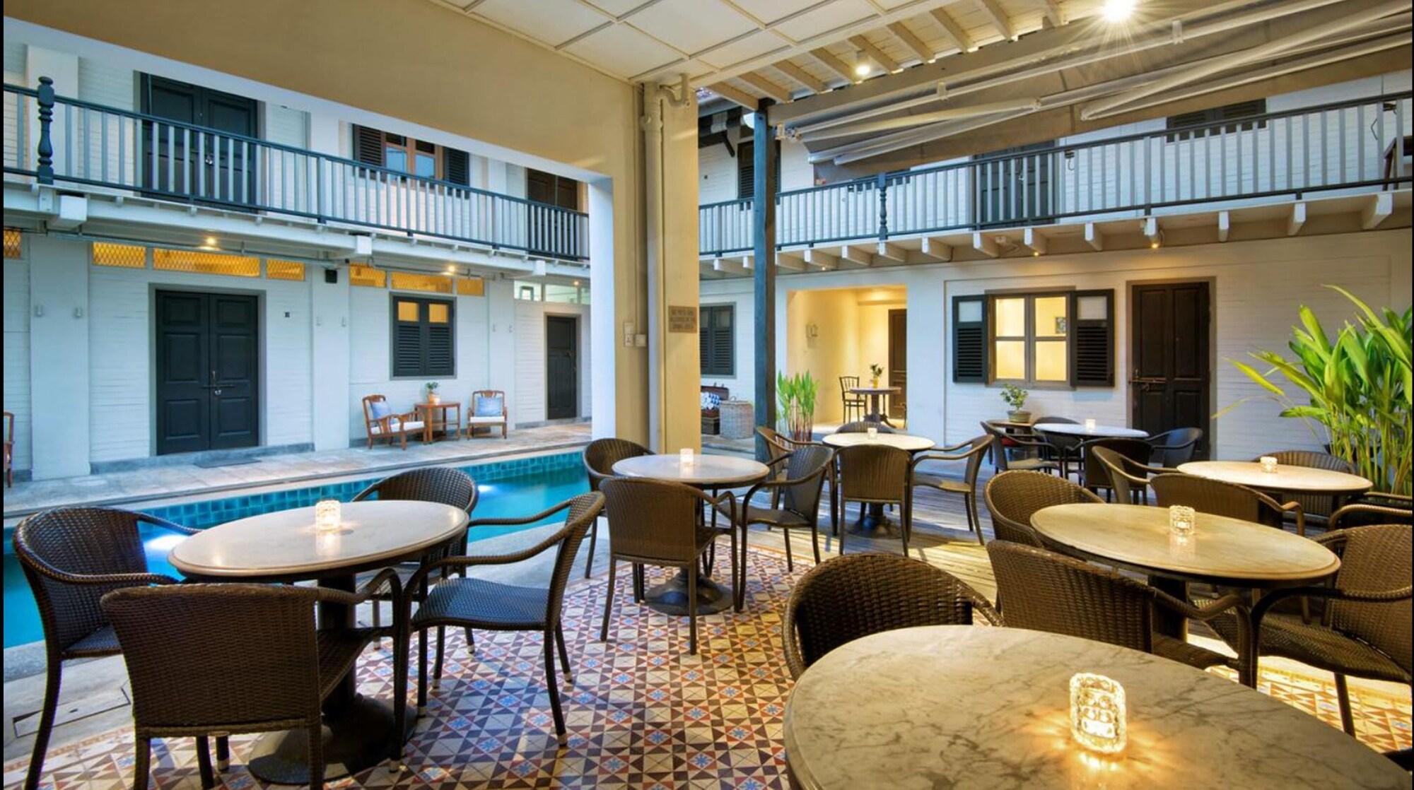 Bar/Salón Noordin Mews