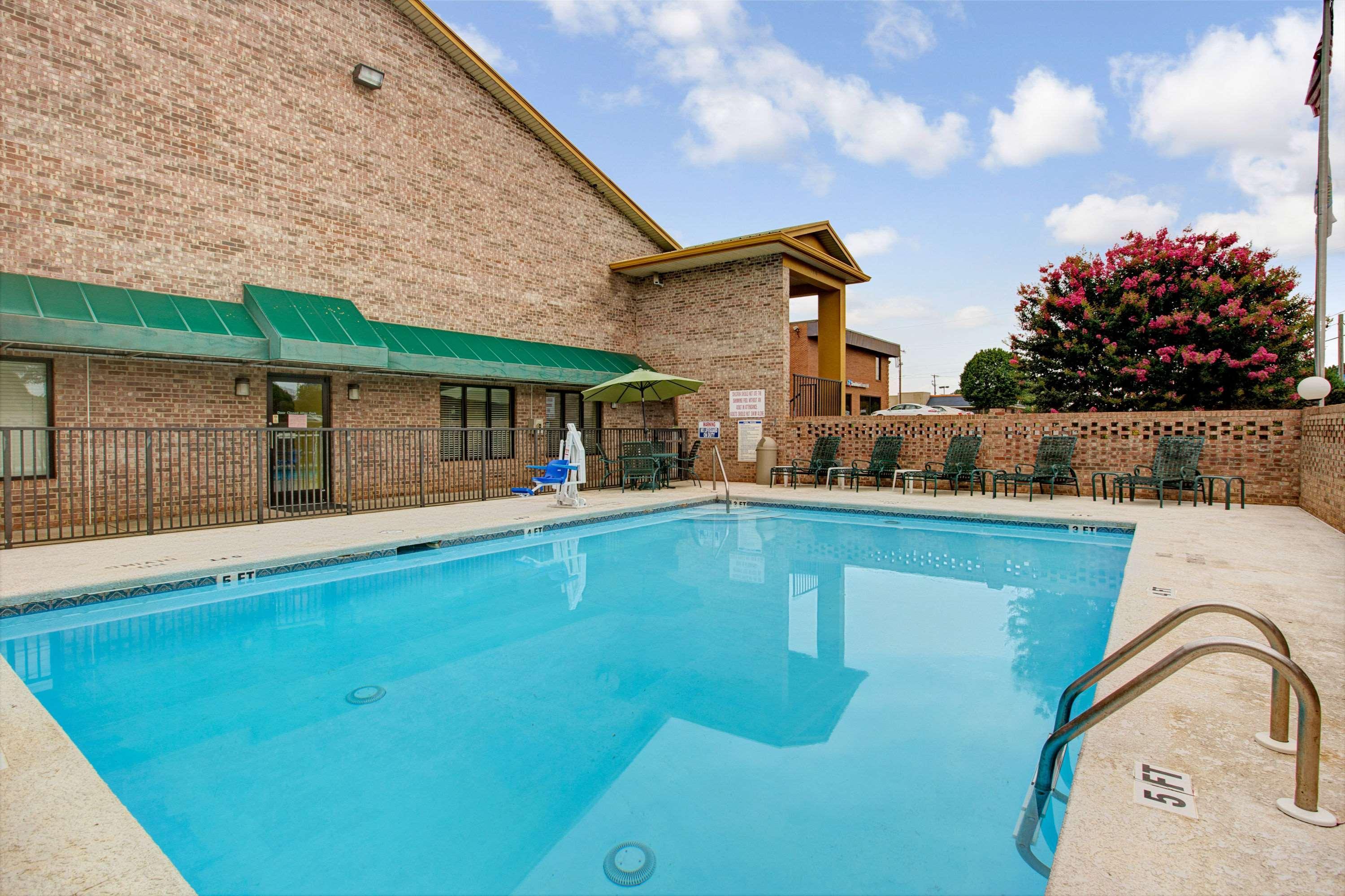 Vista Piscina Days Inn by Wyndham Conover-Hickory