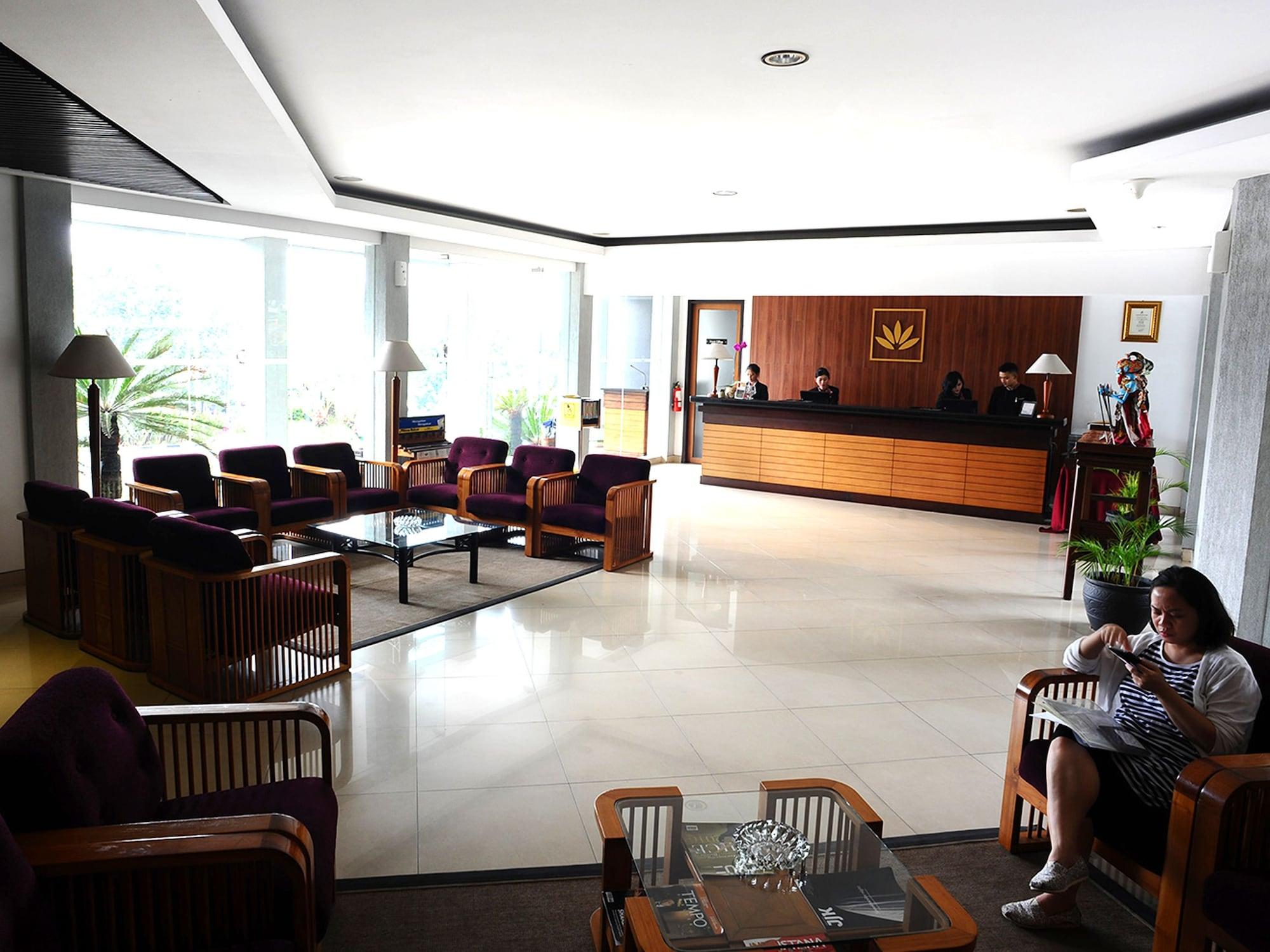 Vista Lobby Gumilang Regency Hotel By Gumilang Hospitality