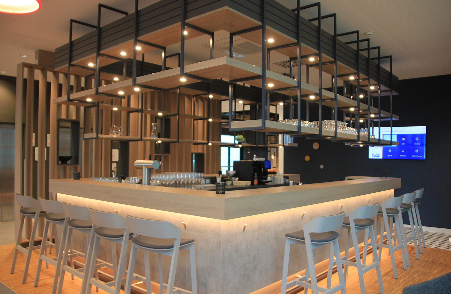 Bar/Salón Holiday Inn Express & Suites Basel Allschwil by IHG