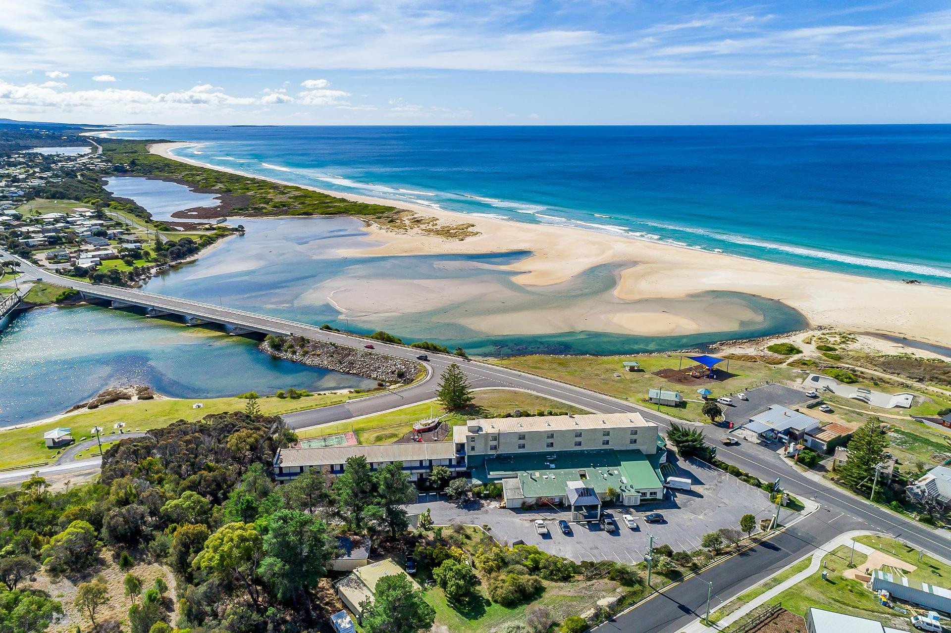 Vista Exterior Scamander Beach Resort